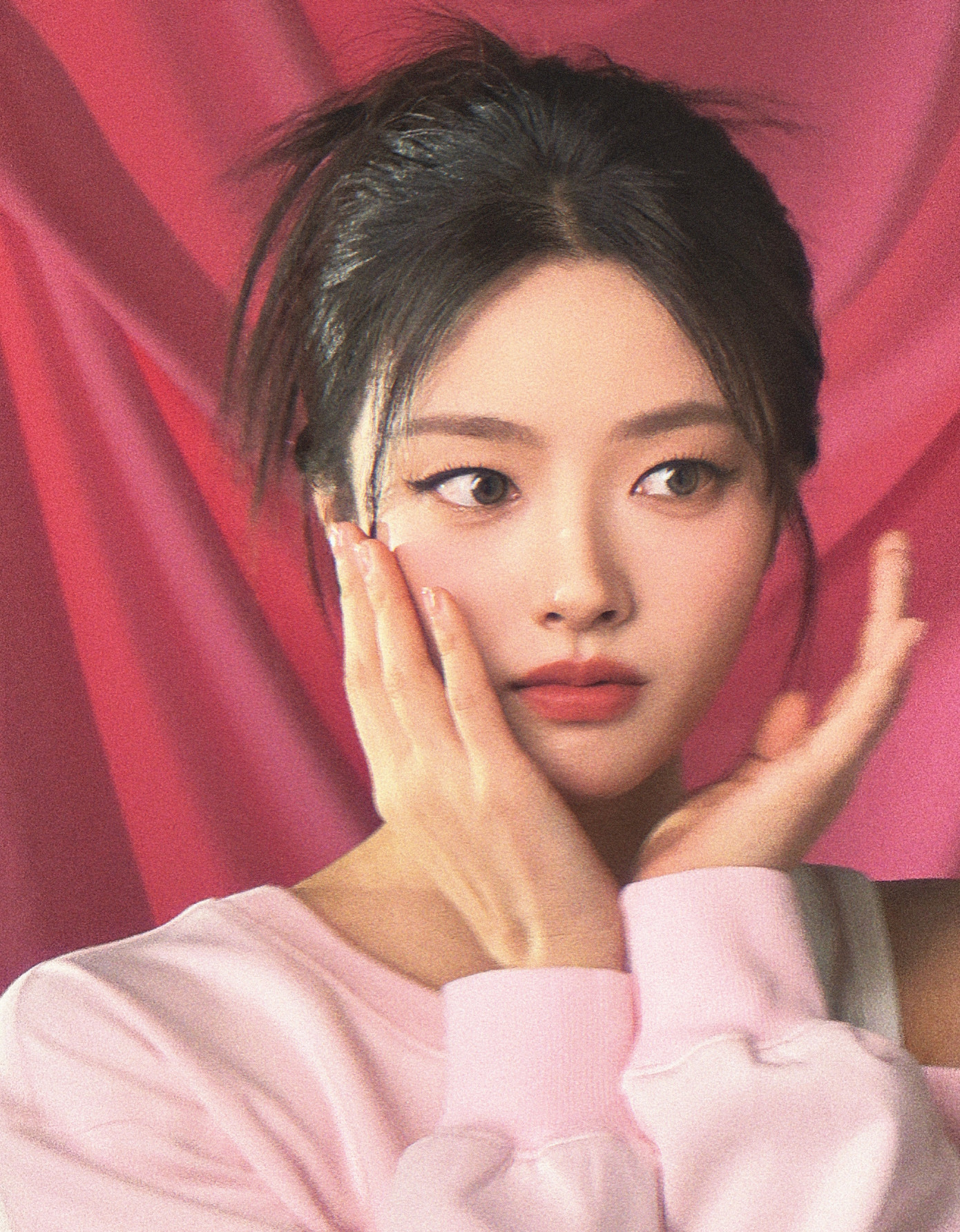 Năm 2023, Từ Nhược Hàm được biết tới với bộ phim Hạ Hoa đóng cùng đàn anh hơn 21 tuổi Ngôn Thừa Húc. Cả hai cách xa tuổi nhau nhưng họ diễn cảnh hôn nhiệt tình, thậm chí còn làm dấy lên tin đồn phim giả tình thật. Tới khi tham gia phim Yêu em là điều tốt nhất anh đã làm cùng Trương Lăng Hách, hay Quý ông hoàn hảo và cô nàng tạm được, đều có tin các tài tử si mê cô. Vì Từ Nhược Hàm có ngoại hình không quá nổi bật, danh tiếng bình thường nên cô phù hợp với miêu tả của Sohu. Năm 2023, Từ Nhược Hàm được biết tới với bộ phim Hạ Hoa đóng cùng đàn anh hơn 21 tuổi Ngôn Thừa Húc. Cả hai cách xa tuổi nhau nhưng họ diễn cảnh hôn nhiệt tình, thậm chí còn làm dấy lên tin đồn phim giả tình thật. Tới khi tham gia phim Yêu em là điều tốt nhất anh đã làm cùng Trương Lăng Hách, hay Quý ông hoàn hảo và cô nàng tạm được, đều có tin các tài tử si mê cô. Vì Từ Nhược Hàm có ngoại hình không quá nổi bật, danh tiếng bình thường nên cô phù hợp với miêu tả của Sohu.