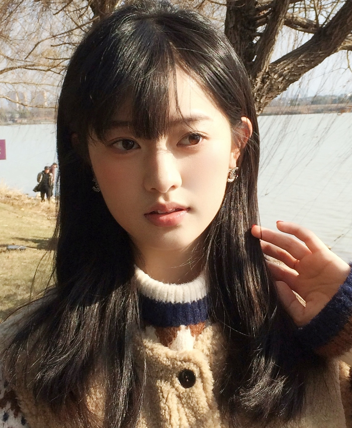 Tuy nhiên, Từ Viện Ngật Na có ngoại hình nổi bật, đôi mắt to tròn thông minh. Nữ diễn viên trẻ còn có khả năng chơi đàn tranh điêu luyện. Nhiều khán giả nhận xét nữ diễn viên mang khí chất tài nữ dịu dàng phù hợp với vai diễn Hạ Tử Vy. Tuy nhiên, Từ Viện Ngật Na có ngoại hình nổi bật, đôi mắt to tròn thông minh. Nữ diễn viên trẻ còn có khả năng chơi đàn tranh điêu luyện. Nhiều khán giả nhận xét nữ diễn viên mang khí chất tài nữ dịu dàng phù hợp với vai diễn Hạ Tử Vy.