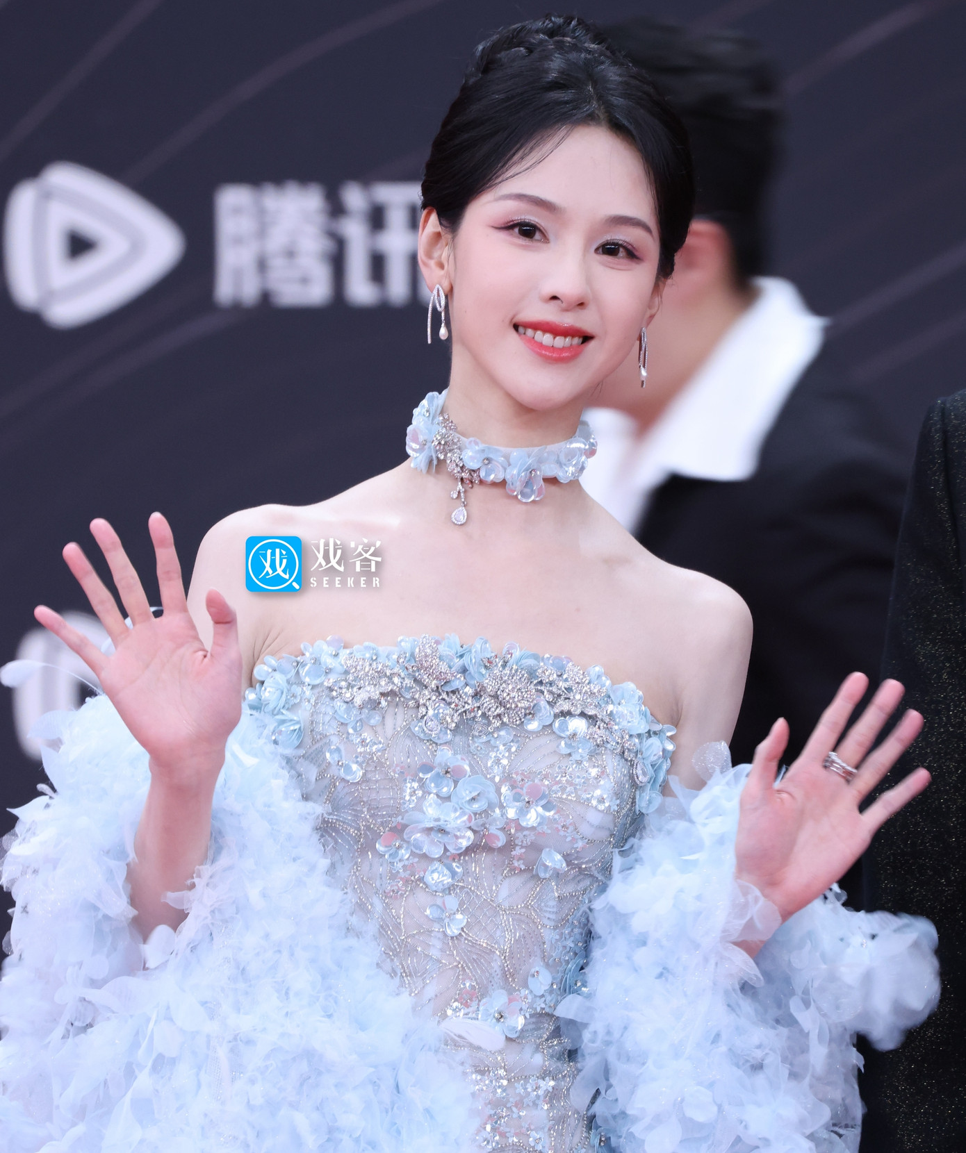 Hai mỹ nhân thuộc lứa tiểu hoa đán sinh sau năm 1995 là Trần Đô Linh và Lý Lan Địch được đánh giá có trạng thái rất tốt, tỏa sáng lộng lẫy trên thảm đỏ. Lý Lan Địch (phải) được cho là đã kết hôn với bạn diễn Trương Tân Thành. Cả hai thường xuyên bị bắt gặp hẹn hò. Trong khi đó, Trần Đô Linh (trái) luôn tích cực đóng phim. Có năm, Trần Đô Linh tham gia tới 12 tác phẩm trong đó có nhiều vai khách mời gây ấn tượng. Hai mỹ nhân thuộc lứa tiểu hoa đán sinh sau năm 1995 là Trần Đô Linh và Lý Lan Địch được đánh giá có trạng thái rất tốt, tỏa sáng lộng lẫy trên thảm đỏ. Lý Lan Địch (phải) được cho là đã kết hôn với bạn diễn Trương Tân Thành. Cả hai thường xuyên bị bắt gặp hẹn hò. Trong khi đó, Trần Đô Linh (trái) luôn tích cực đóng phim. Có năm, Trần Đô Linh tham gia tới 12 tác phẩm trong đó có nhiều vai khách mời gây ấn tượng.