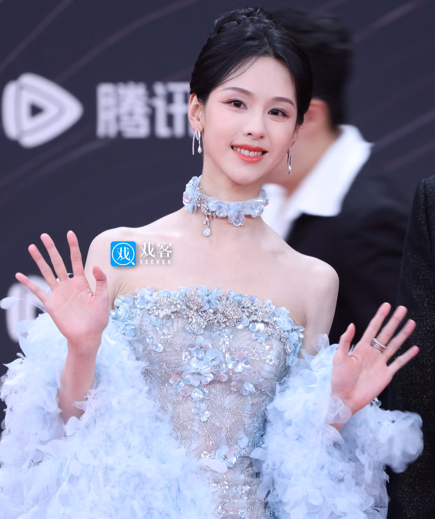 Hai mỹ nhân thuộc lứa tiểu hoa đán sinh sau năm 1995 là Trần Đô Linh và Lý Lan Địch được đánh giá có trạng thái rất tốt, tỏa sáng lộng lẫy trên thảm đỏ. Lý Lan Địch (phải) được cho là đã kết hôn với bạn diễn Trương Tân Thành. Cả hai thường xuyên bị bắt gặp hẹn hò. Trong khi đó, Trần Đô Linh (trái) luôn tích cực đóng phim. Có năm, Trần Đô Linh tham gia tới 12 tác phẩm trong đó có nhiều vai khách mời gây ấn tượng. Hai mỹ nhân thuộc lứa tiểu hoa đán sinh sau năm 1995 là Trần Đô Linh và Lý Lan Địch được đánh giá có trạng thái rất tốt, tỏa sáng lộng lẫy trên thảm đỏ. Lý Lan Địch (phải) được cho là đã kết hôn với bạn diễn Trương Tân Thành. Cả hai thường xuyên bị bắt gặp hẹn hò. Trong khi đó, Trần Đô Linh (trái) luôn tích cực đóng phim. Có năm, Trần Đô Linh tham gia tới 12 tác phẩm trong đó có nhiều vai khách mời gây ấn tượng.
