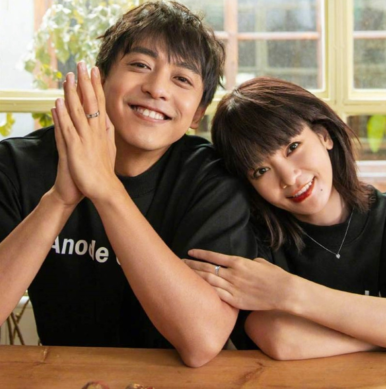 Cô kết hôn với "Nhĩ Khang" Lý Giai Hàng năm 2014 và có một con trai. Cô kết hôn với "Nhĩ Khang" Lý Giai Hàng năm 2014 và có một con trai.