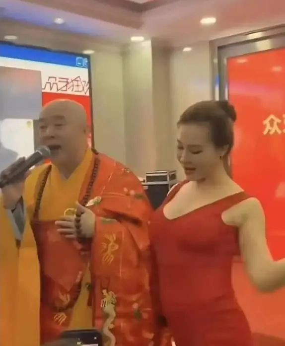 Hình ảnh của hai nghệ sĩ bị cho là phản cảm. Hình ảnh của hai nghệ sĩ bị cho là phản cảm.