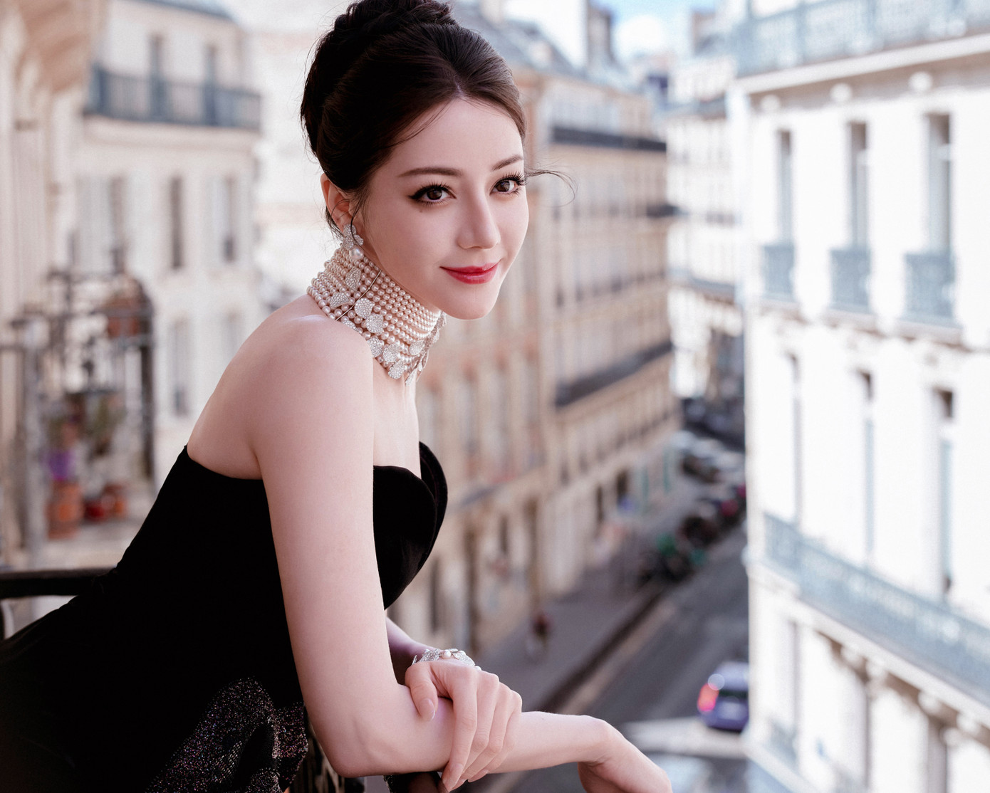 Phong cách trang điểm của Địch Lệ Nhiệt Ba tại Tuần lễ thời trang Paris lần này được khen ngợi sang trọng quý phái. Hình ảnh của nữ diễn viên đang được lan truyền rộng rãi trên các trang MXH Trung Quốc.