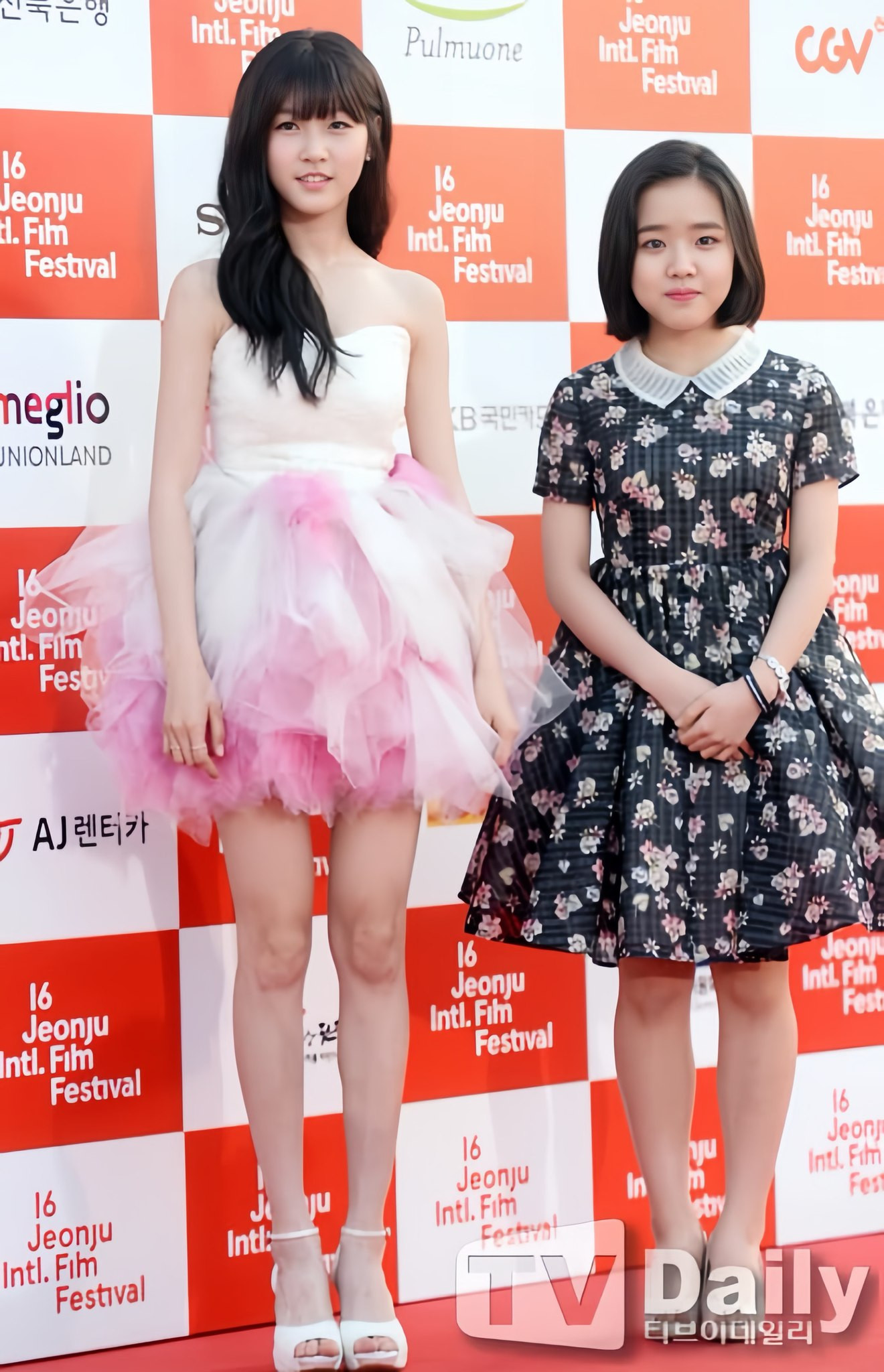 Hình ảnh Kim Sae Ron khi 15 tuổi được chia sẻ lại. Khán giả chỉ trích Kim Soo Hyun nảy sinh tình cảm với trẻ em.