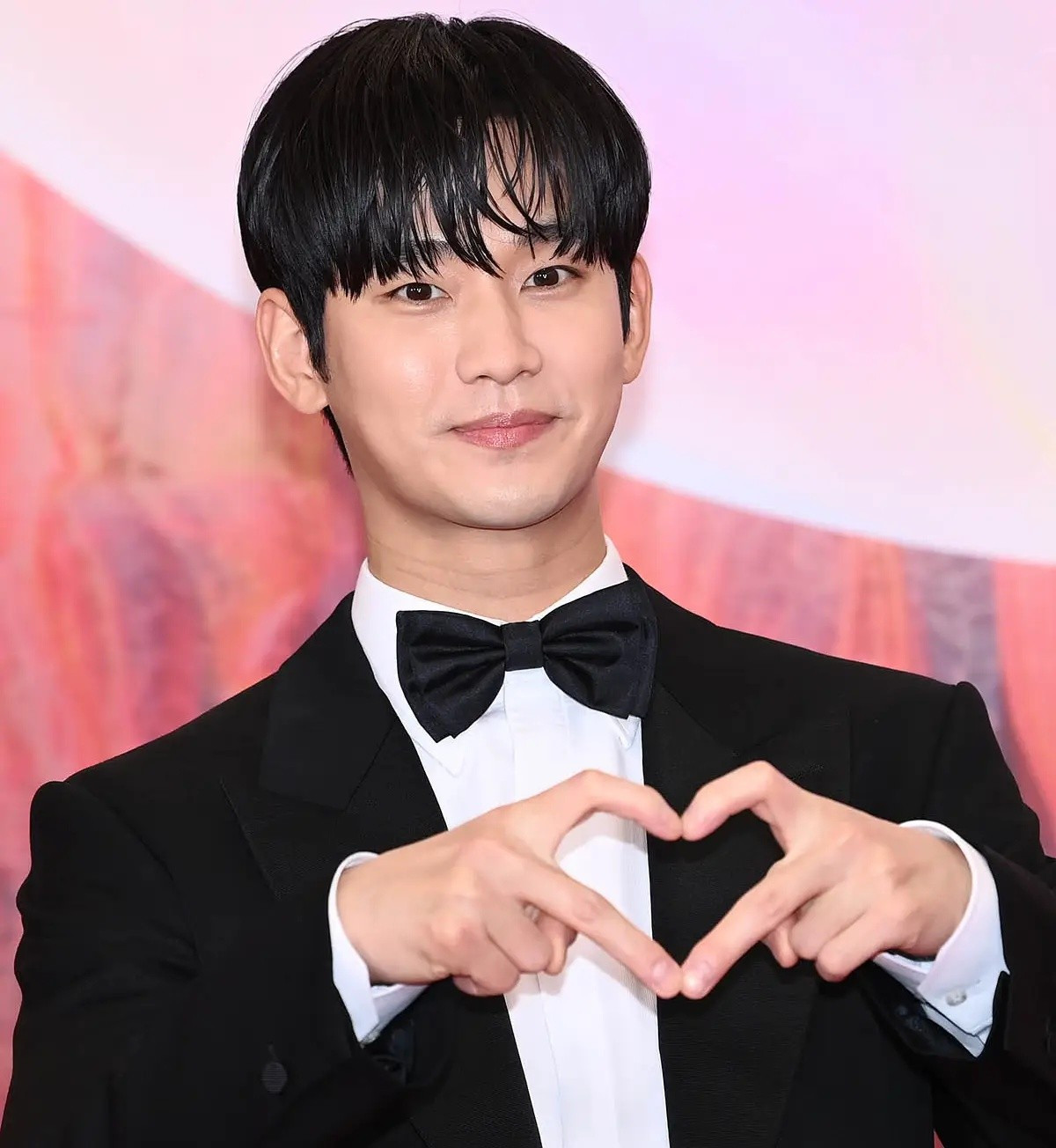 Hình ảnh Kim Sae Ron khi 15 tuổi được chia sẻ lại. Khán giả chỉ trích Kim Soo Hyun nảy sinh tình cảm với trẻ em.