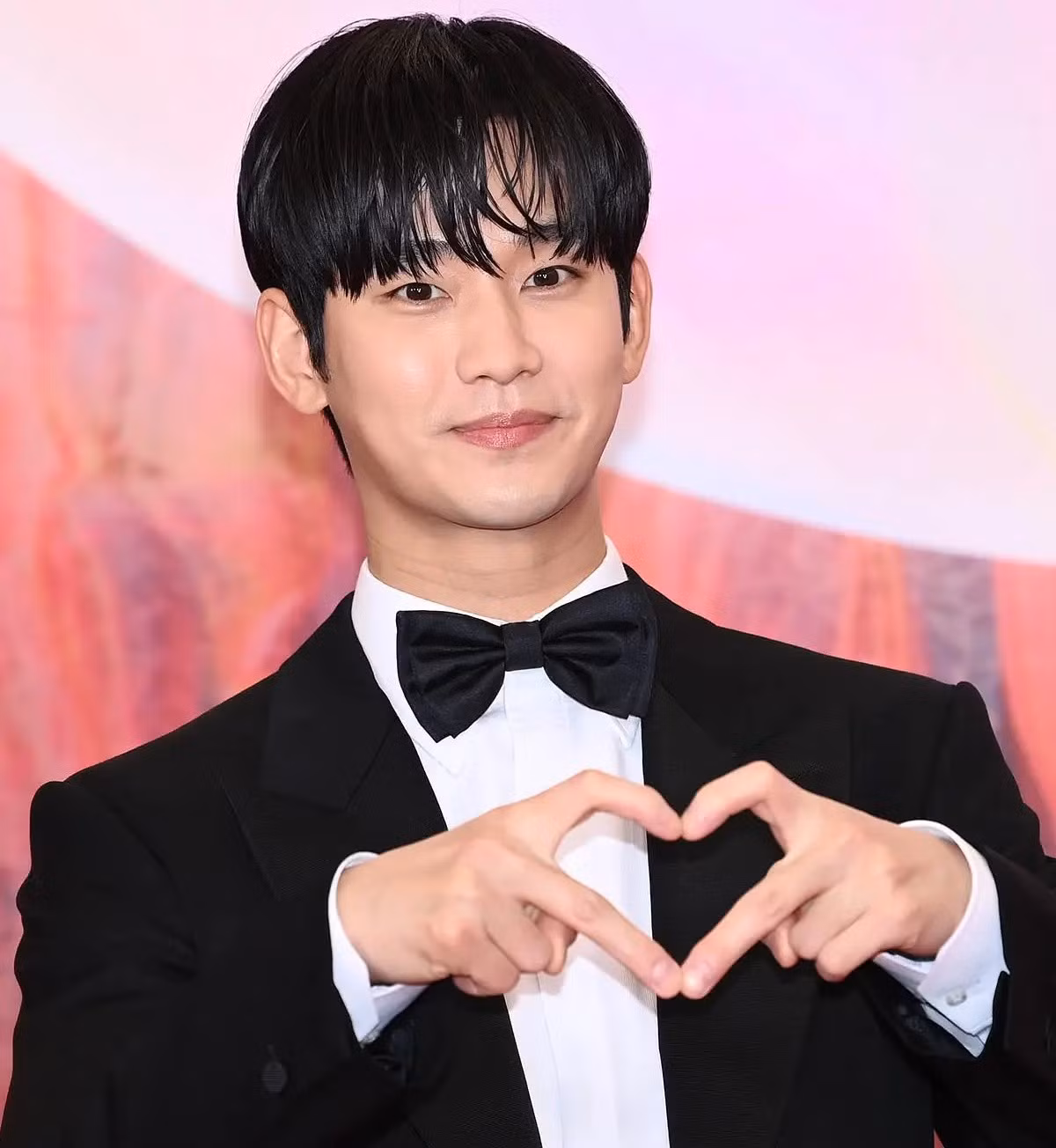 Hình ảnh Kim Sae Ron khi 15 tuổi được chia sẻ lại. Khán giả chỉ trích Kim Soo Hyun nảy sinh tình cảm với trẻ em. Hình ảnh Kim Sae Ron khi 15 tuổi được chia sẻ lại. Khán giả chỉ trích Kim Soo Hyun nảy sinh tình cảm với trẻ em.