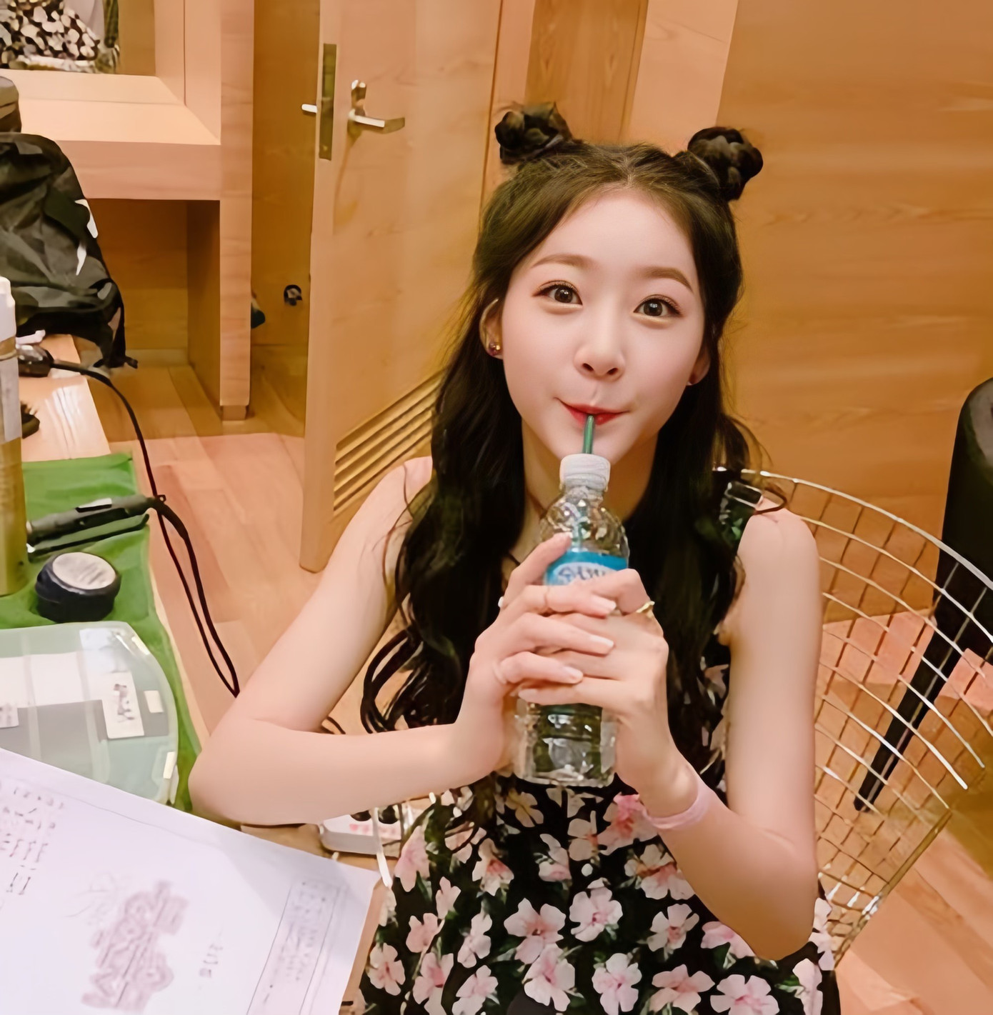 Hình ảnh Kim Sae Ron khi 15 tuổi được chia sẻ lại. Khán giả chỉ trích Kim Soo Hyun nảy sinh tình cảm với trẻ em.