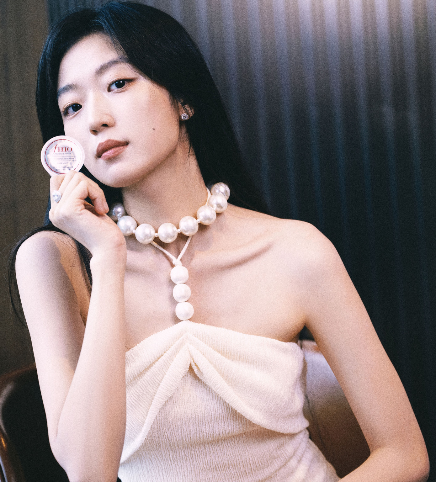 Ngoài ra, theo Sohu các phóng viên, nhà sản xuất từng tiếp xúc với diễn viên nữ không quá nổi tiếng, ngoại hình bình thường nhưng được chú ý nhờ những màn tương tác ngọt ngào với các bạn diễn nam. Hai cái tên bị đặt trong vòng nghi vấn là Tôn Thiên và Từ Nhược Hàm. Trong đó, Tôn Thiên nổi tiếng thời gian gần đây với phim Pháo hoa nhân gian, cặp đôi Tôn Thiên và Trần Tĩnh Khả được khán giả yêu thích nhờ đẹp đôi ăn ý trên màn ảnh. Ngoài đời, cả hai cũng bị bắt gặp hẹn hò. Thế nhưng, trong quá trình quảng bá phim Đông chí với Hoàng Cảnh Du, Tôn Thiên lại tỏ ra đáng yêu, thân mật với đàn anh. Ngoài ra, theo Sohu các phóng viên, nhà sản xuất từng tiếp xúc với diễn viên nữ không quá nổi tiếng, ngoại hình bình thường nhưng được chú ý nhờ những màn tương tác ngọt ngào với các bạn diễn nam. Hai cái tên bị đặt trong vòng nghi vấn là Tôn Thiên và Từ Nhược Hàm. Trong đó, Tôn Thiên nổi tiếng thời gian gần đây với phim Pháo hoa nhân gian, cặp đôi Tôn Thiên và Trần Tĩnh Khả được khán giả yêu thích nhờ đẹp đôi ăn ý trên màn ảnh. Ngoài đời, cả hai cũng bị bắt gặp hẹn hò. Thế nhưng, trong quá trình quảng bá phim Đông chí với Hoàng Cảnh Du, Tôn Thiên lại tỏ ra đáng yêu, thân mật với đàn anh.