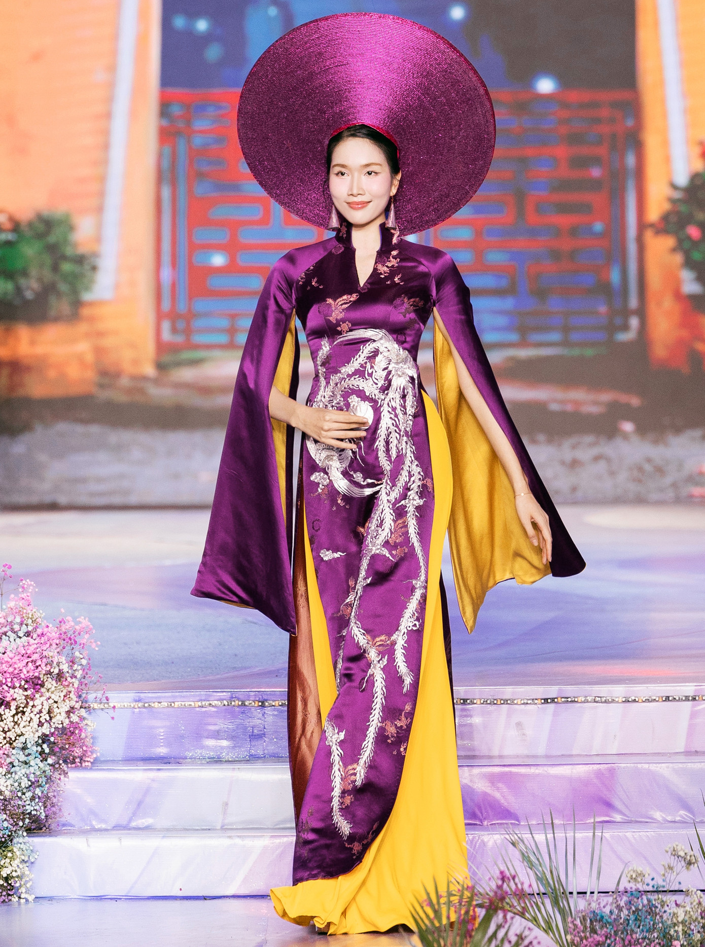 Trong đó, Á hậu 1 Hoa hậu Việt Nam 2020 Phạm Ngọc Phương Anh đảm nhận vai trò vedette trong BST Phụng Vũ, hoá thân thành nàng "Phượng Hoàng" kiêu sa, lộng lẫy trên sân khấu