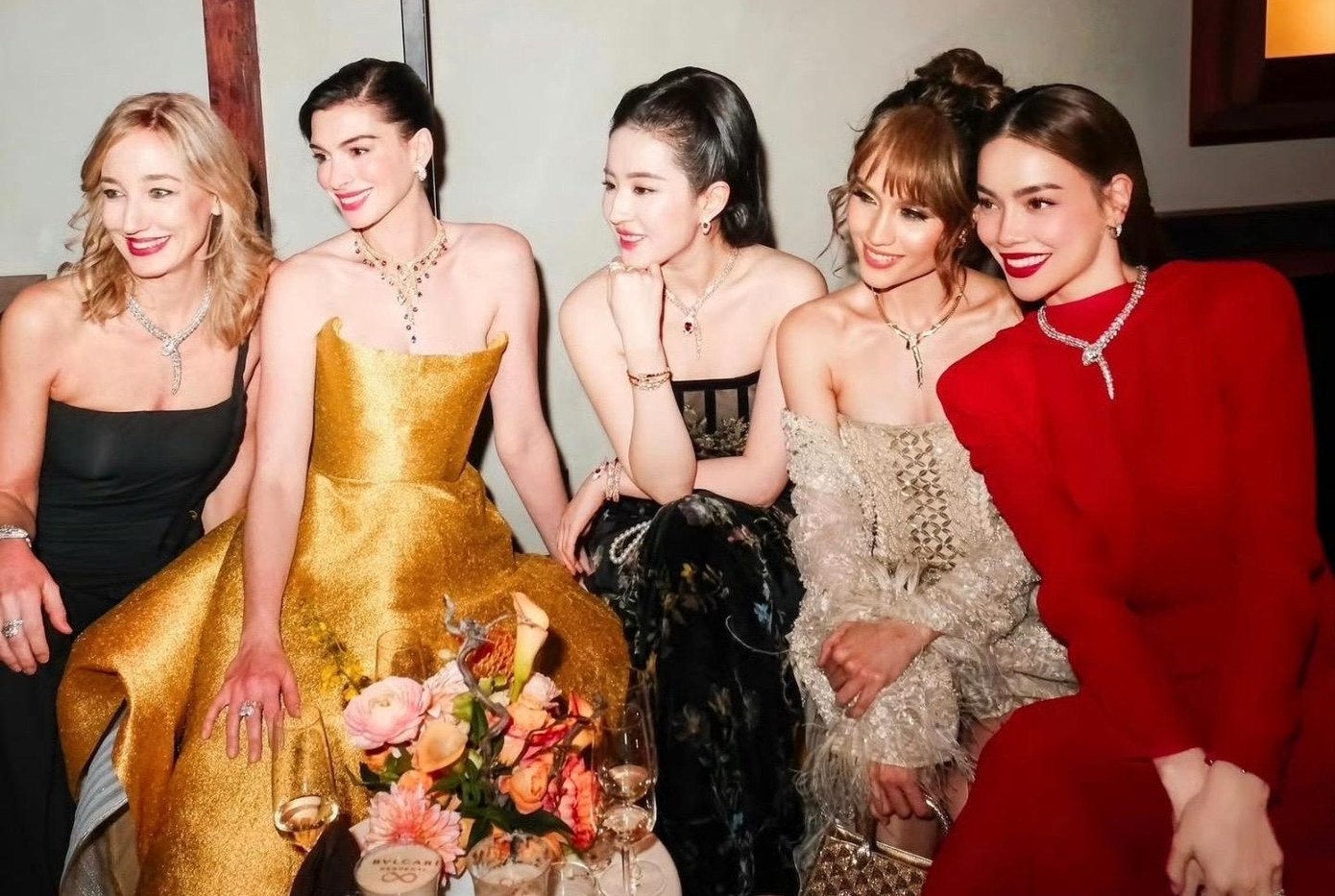 Ngày 8/1, sự kiện của thương hiệu trang sức Bulgari diễn ra tại Thượng Hải, Trung Quốc có sự góp mặt của dàn sao đình đám như minh tinh Hollywood Anne Hathaway, nữ ca sĩ Việt Nam Hồ Ngọc Hà, dàn sao Trung Quốc gồm Lưu Diệc Phi, Trần Tinh Húc, Mạnh Tử Nghĩa, Lý Quân Nhuệ...