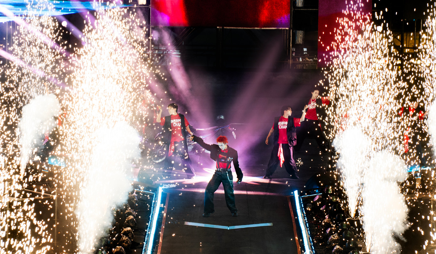 Kay Trần mở màn cực cháy cùng dàn xe cào cào, xuất hiện giữa sân khấu như một tay đua thực thụ. Khán giả đã được trải nghiệm một đêm nhạc mãn nhãn từ khâu âm thanh - ánh sáng đến hiệu ứng sân khấu. Ca khúc Nước hoa từng gây sốt tại Anh trai vượt ngàn chông gai cũng được nam ca sĩ thể hiện lại với hiệu ứng sân khấu mới Kay Trần mở màn cực cháy cùng dàn xe cào cào, xuất hiện giữa sân khấu như một tay đua thực thụ. Khán giả đã được trải nghiệm một đêm nhạc mãn nhãn từ khâu âm thanh - ánh sáng đến hiệu ứng sân khấu. Ca khúc Nước hoa từng gây sốt tại Anh trai vượt ngàn chông gai cũng được nam ca sĩ thể hiện lại với hiệu ứng sân khấu mới