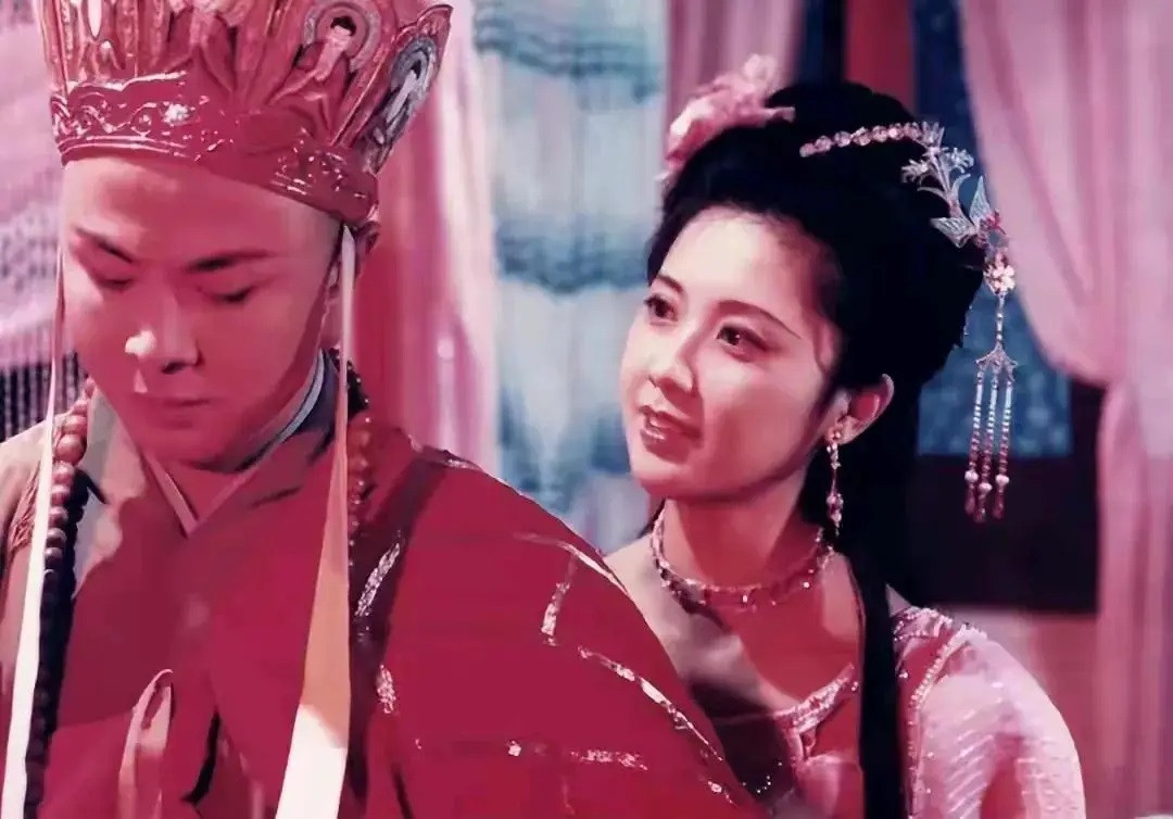 Trong Tây du ký, đoàn phim thể hiện sự tiến bộ trong việc giải phóng tư tưởng phụ nữ, để phụ nữ sẵn sàng theo đuổi hạnh phúc thông qua chuyện tìm chồng của Nữ vương Nữ Nhi quốc.