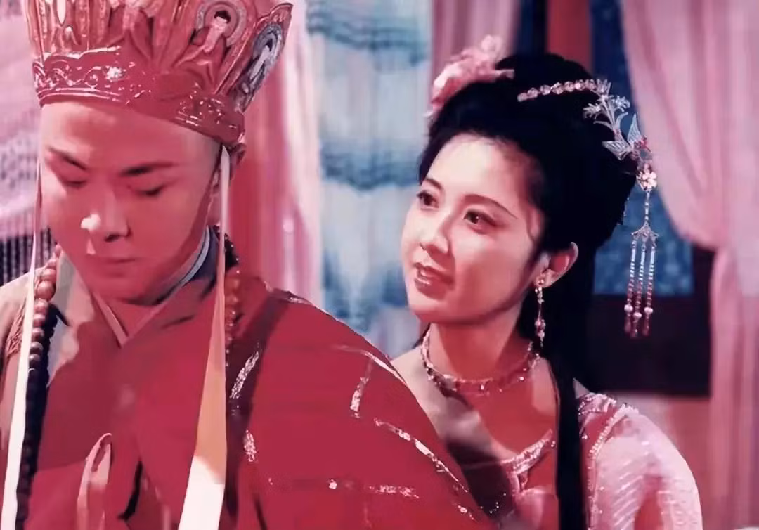 Trong Tây du ký, đoàn phim thể hiện sự tiến bộ trong việc giải phóng tư tưởng phụ nữ, để phụ nữ sẵn sàng theo đuổi hạnh phúc thông qua chuyện tìm chồng của Nữ vương Nữ Nhi quốc. Trong Tây du ký, đoàn phim thể hiện sự tiến bộ trong việc giải phóng tư tưởng phụ nữ, để phụ nữ sẵn sàng theo đuổi hạnh phúc thông qua chuyện tìm chồng của Nữ vương Nữ Nhi quốc.