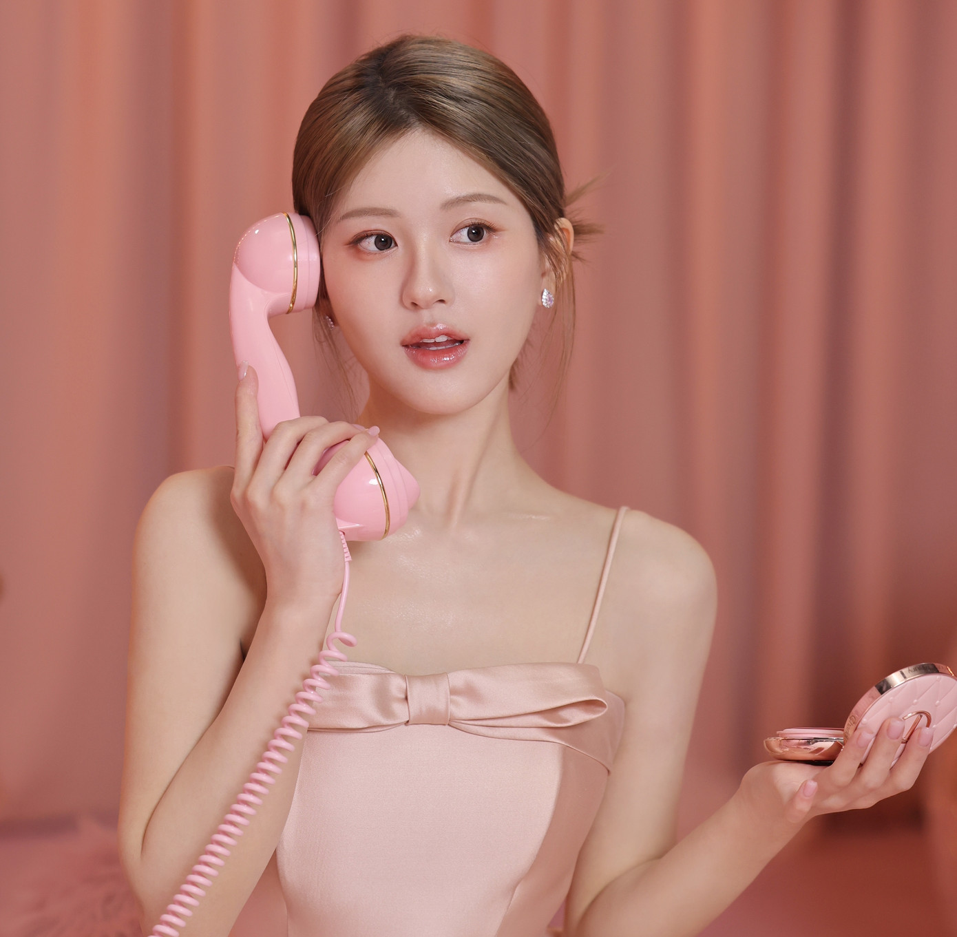 Triệu Lộ Tư là nghệ sĩ Trung Quốc hot nhất trên MXH Tiểu Hồng Thư, xếp thứ nhất trong nhóm tiểu hoa 95 trên Douyin.