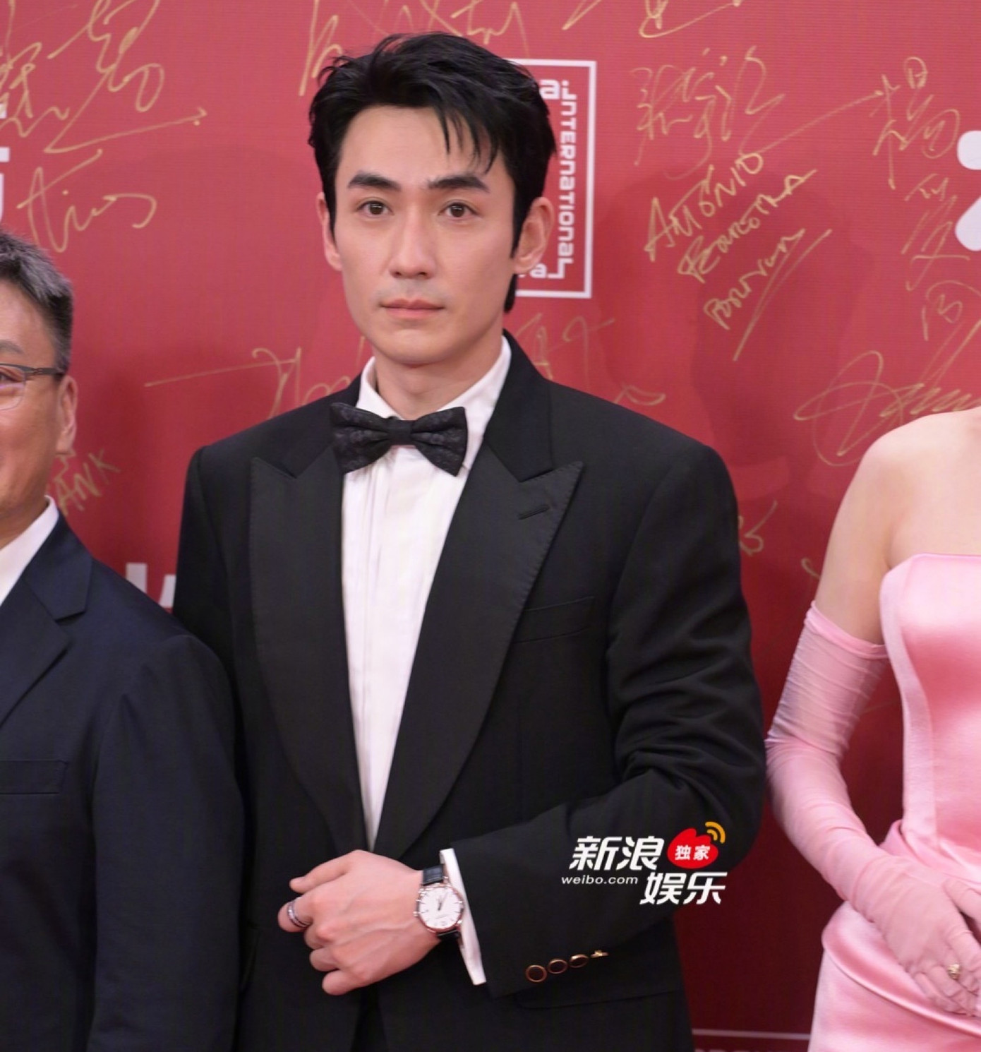 Đảo Đông Cực có chi phí sản xuất lớn, được dự đoán có doanh thu ít nhất 3 tỷ NDT. Nam chính Chu Nhất Long (phải) được đánh giá là một trong số ít các ngôi sao có khả năng thu hút khán giả tới rạp, bởi những tác phẩm anh tham gia đều có chất lượng cao. Trong khi đó, Ngô Lỗi là sao nhí quốc dân có danh tiếng tốt.