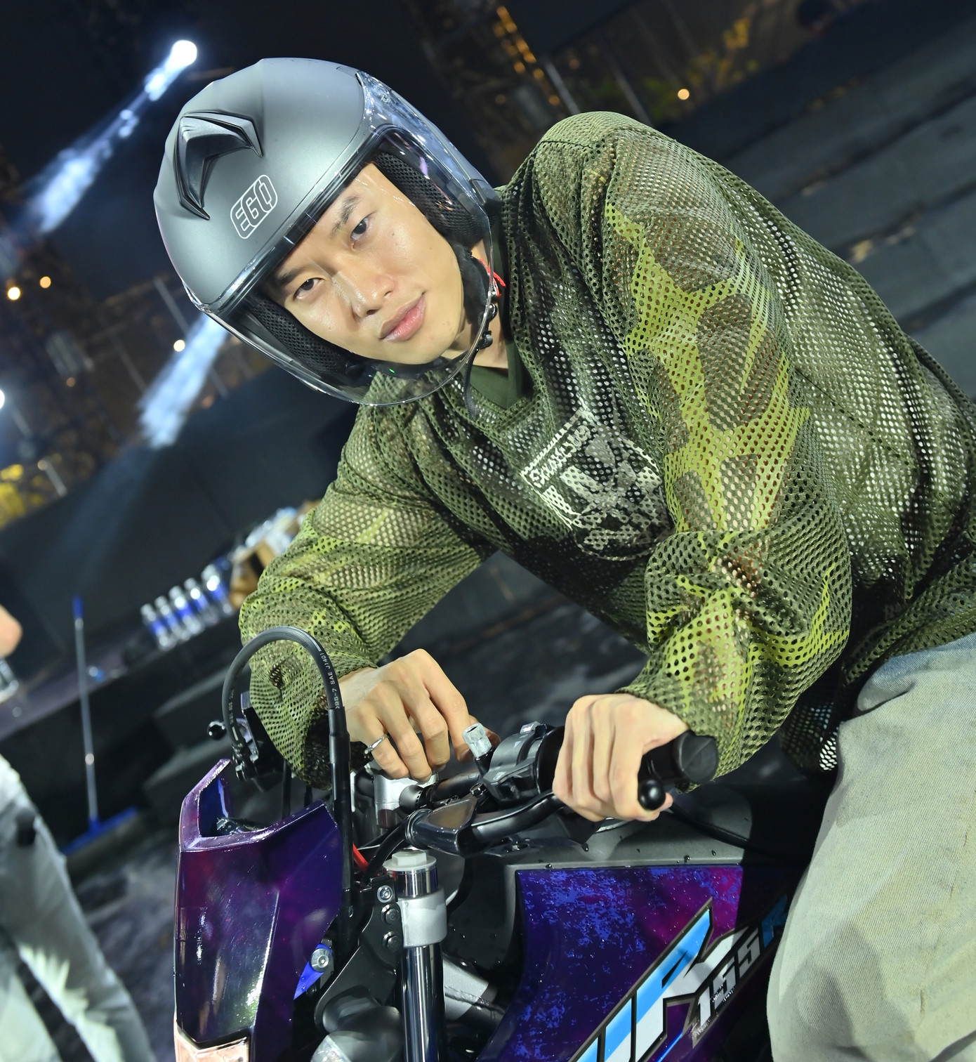 Nam ca sĩ còn mang cả xe máy phân khối lớn lên sân khấu. Nam ca sĩ còn mang cả xe máy phân khối lớn lên sân khấu.