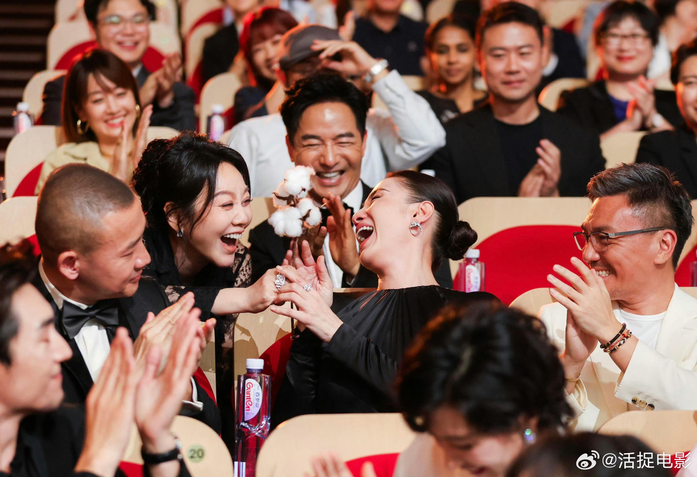 Các nghệ sĩ chúc mừng Tống Giai, càng làm nổi bật sự nhỏ nhen, hành xử kém phóng khoáng của Lưu Diệc Phi. Các nghệ sĩ chúc mừng Tống Giai, càng làm nổi bật sự nhỏ nhen, hành xử kém phóng khoáng của Lưu Diệc Phi.