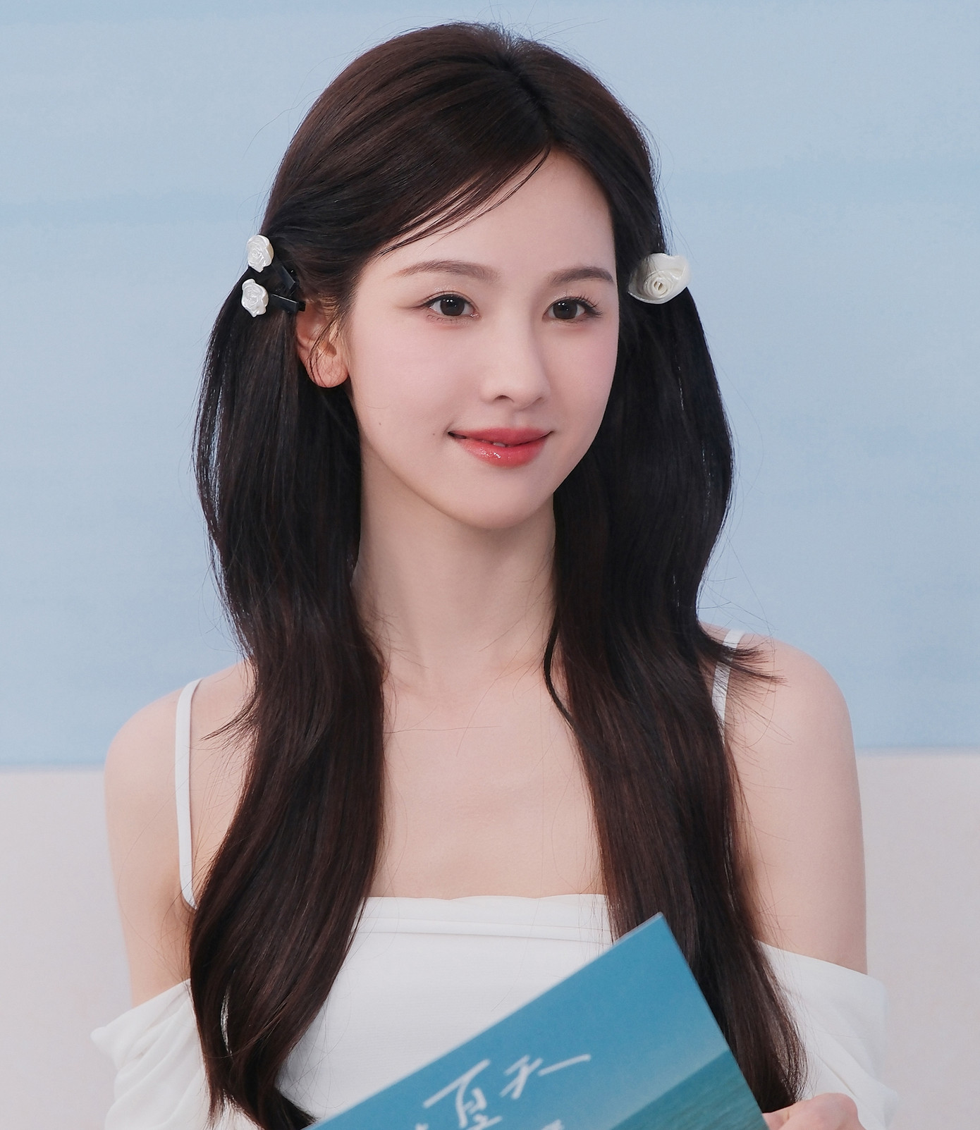 Trần Đô Linh được gọi là mỹ nhân học giỏi khi thi đậu Đại học Hàng không và Du hành vũ trụ Nam Kinh với số điểm 621/750. Từng chia sẻ về lý do thi vào ngôi trường này, cô nói vì không phục giáo viên, muốn chứng minh con gái học giỏi không kém con trai về khoa học tự nhiên. Năm 2015, Đô Linh lọt vào Top 10 sinh viên xuất sắc nhất trường, mục chế tạo công trình và vũ khí chuyên nghiệp. Cùng năm, Trần Đô Linh nhận vai chính trong bộ phim Tai trái của Tô Hữu Bằng và dần bước vào con đường showbiz.