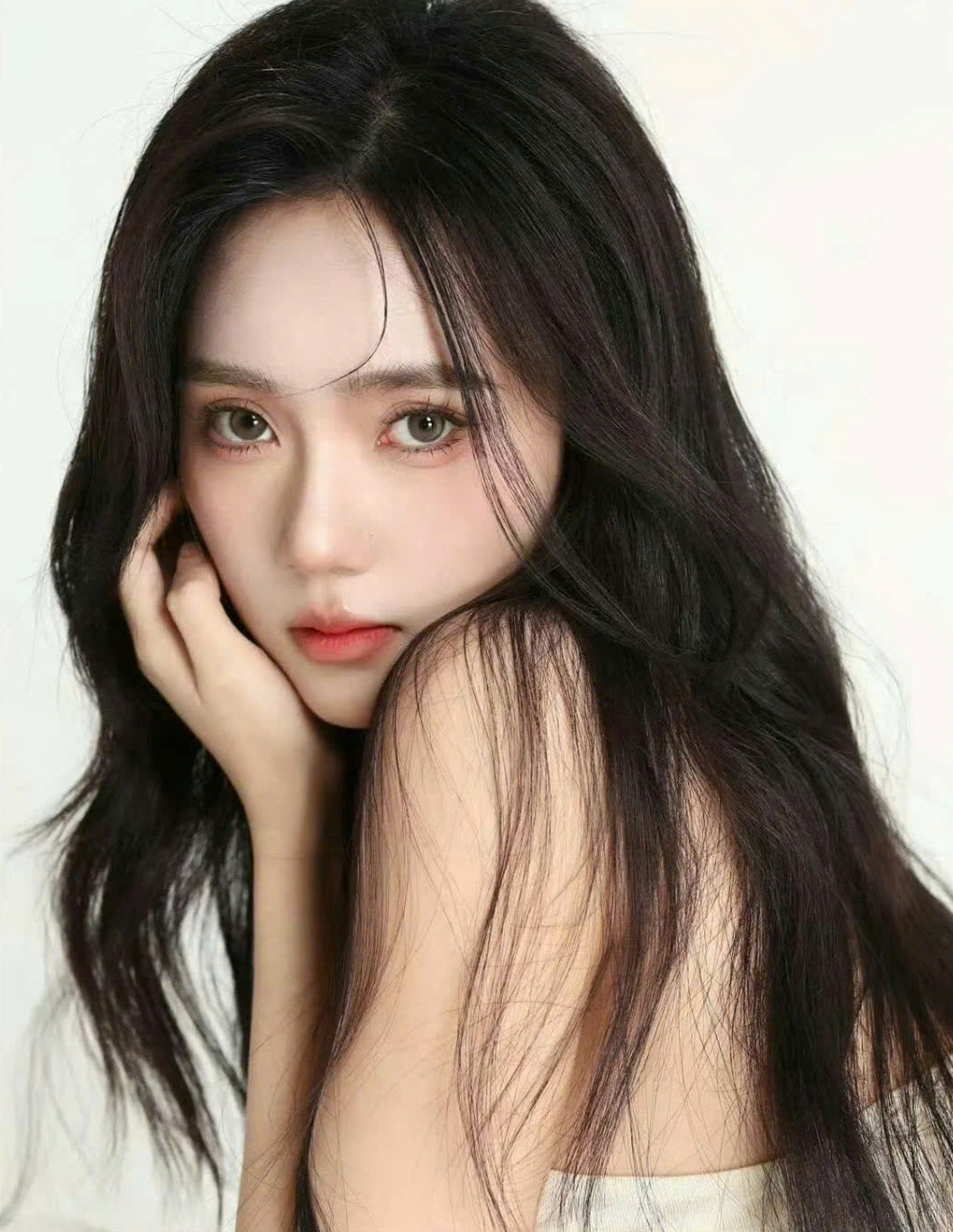 Long Lệ Sa đi đóng phim nhưng có nhiều dấu hiệu bất thường, gia đình lo sợ cô xảy ra việc không may.