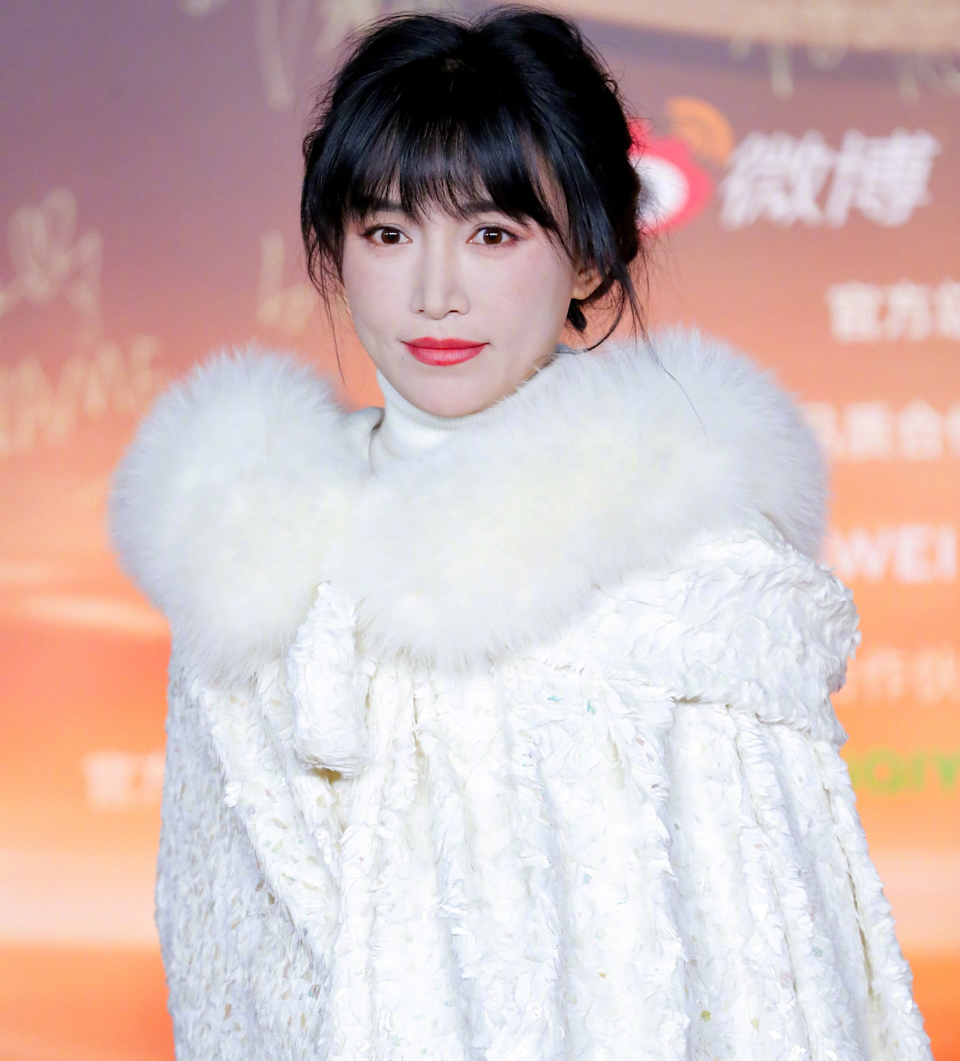 Nữ diễn viên Thang Duy cũng là khách mời được chú ý trong Đêm hội Weibo 2025. Cô đang hoạt động tích cực tại Hàn Quốc và liên tiếp được đề cử Ảnh hậu tại các giải thưởng lớn. Thang Duy giành giải Nữ diễn viên có sức ảnh hưởng quốc tế. Trong khi đó, &quot;tiên nữ đồng quê&quot; Lý Tử Thất xuất hiện trong chiếc áo khảm ngọc trai là nét văn hóa phi vật thể của Trung Quốc. Cô nhận giải Người truyền bá văn hóa của năm.