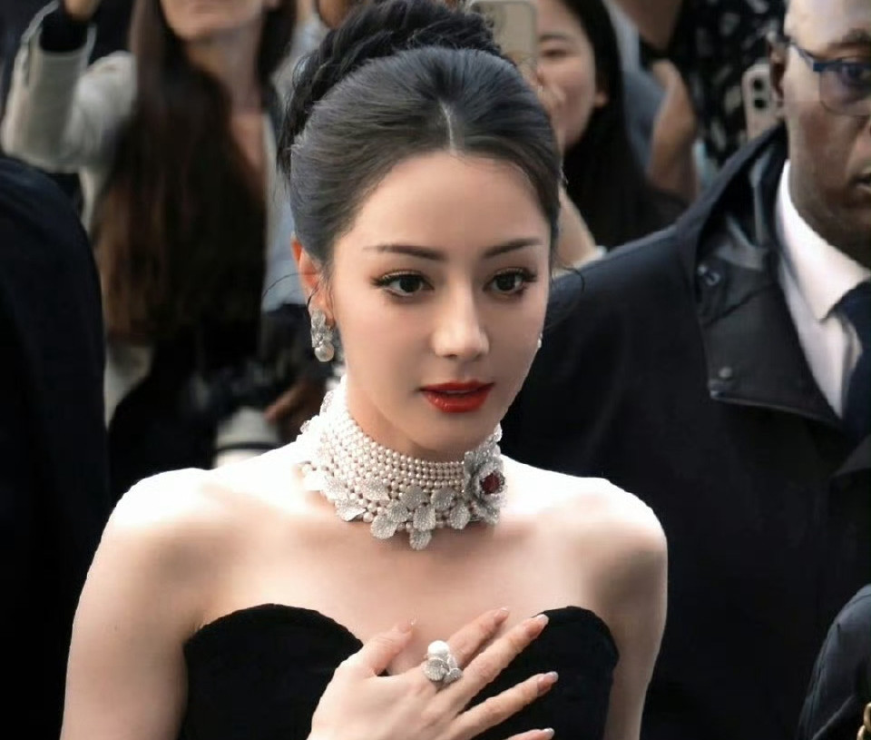 Trong loạt ảnh mới, Địch Lệ Nhiệt Ba được khen ngợi sang trọng, kiều diễm. Nữ diễn viên được ví là &quot;đóa hồng đen&quot; trong chiếc váy được thương hiệu thời trang Nhật Bản Adeam thiết kế riêng cho cô. Các chủ đề liên quan tới hành trình tham dự Paris Fashion Week của Địch Lệ Nhiệt Ba liên tục chiếm sóng trên MXH Trung Quốc với hơn 50 triệu lượt đọc. Trong đó, nhiều người khẳng định với thế hệ nghệ sĩ trẻ hiện tại, Địch Lệ Nhiệt Ba là người có phong độ ổn định và luôn khiến công chúng tự hào mỗi khi tham gia các sự kiện thời trang quốc tế.