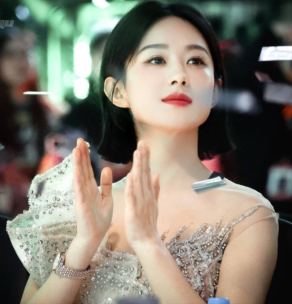 Không những vậy, khi lên sân khấu nhận giải Đường Yên chia sẻ "Tôi cảm thấy nợ Uông tiểu thư một giải thưởng". Vai diễn Uông tiểu thư trong phim Phồn hoa giúp Đường Yên nhận được đề cử Nữ chính xuất sắc tại 3 giải thưởng truyền hình danh giá nhất Trung Quốc là Phi Thiên, Kim Ưng và Bạch Ngọc Lan, tuy nhiên nữ diễn viên trắng tay. Hai lần cô thua Triệu Lệ Dĩnh trong phim Gió thổi Bán Hạ. Nhiều khán giả cho rằng Đường Yên không phục, cảm thấy bản thân nên chiến thắng thay vì đàn em. Không những vậy, khi lên sân khấu nhận giải Đường Yên chia sẻ "Tôi cảm thấy nợ Uông tiểu thư một giải thưởng". Vai diễn Uông tiểu thư trong phim Phồn hoa giúp Đường Yên nhận được đề cử Nữ chính xuất sắc tại 3 giải thưởng truyền hình danh giá nhất Trung Quốc là Phi Thiên, Kim Ưng và Bạch Ngọc Lan, tuy nhiên nữ diễn viên trắng tay. Hai lần cô thua Triệu Lệ Dĩnh trong phim Gió thổi Bán Hạ. Nhiều khán giả cho rằng Đường Yên không phục, cảm thấy bản thân nên chiến thắng thay vì đàn em.