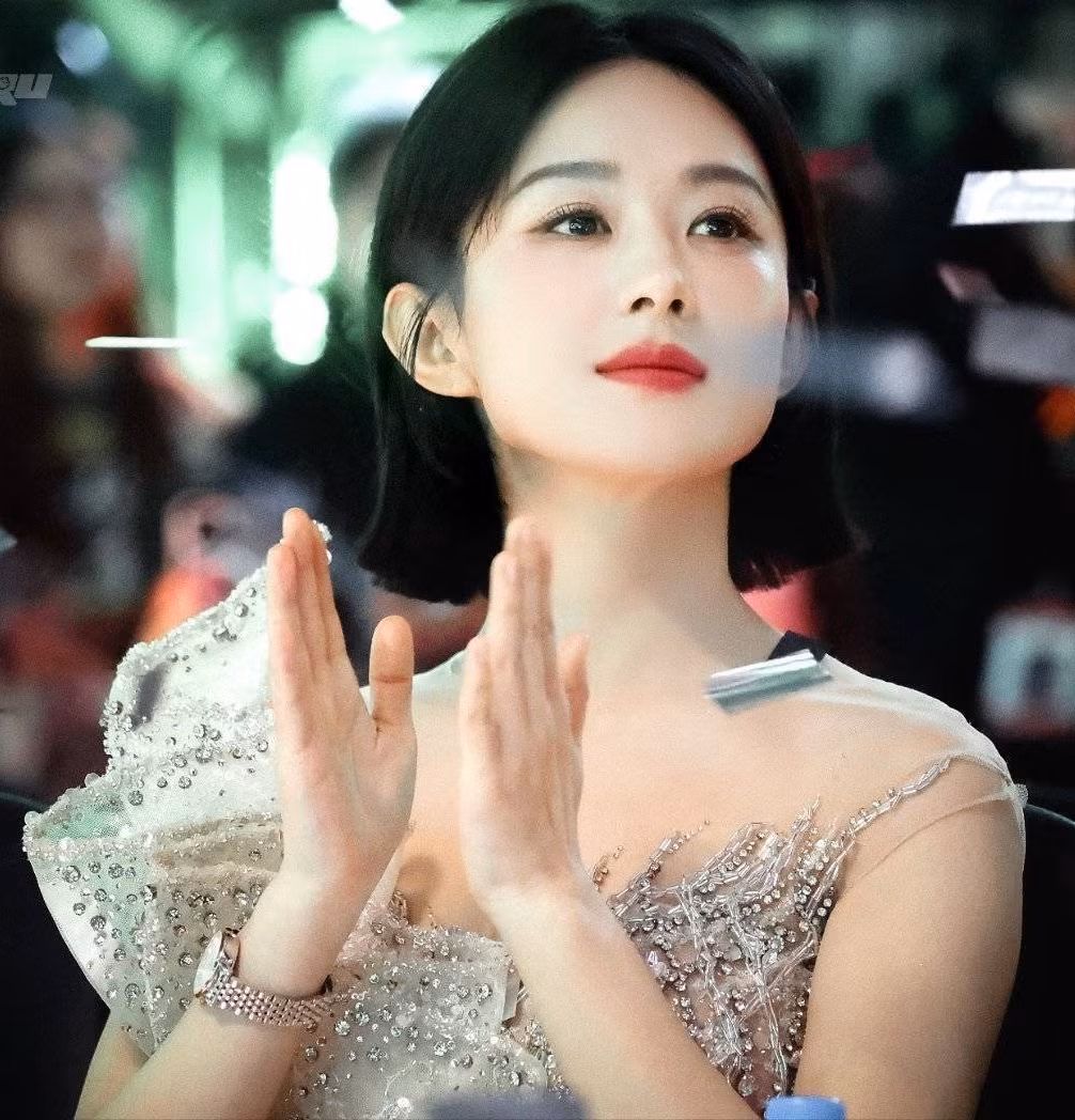 Không những vậy, khi lên sân khấu nhận giải Đường Yên chia sẻ "Tôi cảm thấy nợ Uông tiểu thư một giải thưởng". Vai diễn Uông tiểu thư trong phim Phồn hoa giúp Đường Yên nhận được đề cử Nữ chính xuất sắc tại 3 giải thưởng truyền hình danh giá nhất Trung Quốc là Phi Thiên, Kim Ưng và Bạch Ngọc Lan, tuy nhiên nữ diễn viên trắng tay. Hai lần cô thua Triệu Lệ Dĩnh trong phim Gió thổi Bán Hạ. Nhiều khán giả cho rằng Đường Yên không phục, cảm thấy bản thân nên chiến thắng thay vì đàn em. Không những vậy, khi lên sân khấu nhận giải Đường Yên chia sẻ "Tôi cảm thấy nợ Uông tiểu thư một giải thưởng". Vai diễn Uông tiểu thư trong phim Phồn hoa giúp Đường Yên nhận được đề cử Nữ chính xuất sắc tại 3 giải thưởng truyền hình danh giá nhất Trung Quốc là Phi Thiên, Kim Ưng và Bạch Ngọc Lan, tuy nhiên nữ diễn viên trắng tay. Hai lần cô thua Triệu Lệ Dĩnh trong phim Gió thổi Bán Hạ. Nhiều khán giả cho rằng Đường Yên không phục, cảm thấy bản thân nên chiến thắng thay vì đàn em.
