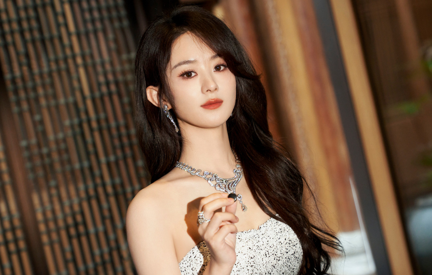 Năm 2024, Triệu Lệ Dĩnh giành được hai giải Nữ diễn viên chính xuất sắc mảng truyền hình của giải thưởng Phi Thiên và Kim Ưng. Năm 2024, Triệu Lệ Dĩnh giành được hai giải Nữ diễn viên chính xuất sắc mảng truyền hình của giải thưởng Phi Thiên và Kim Ưng.