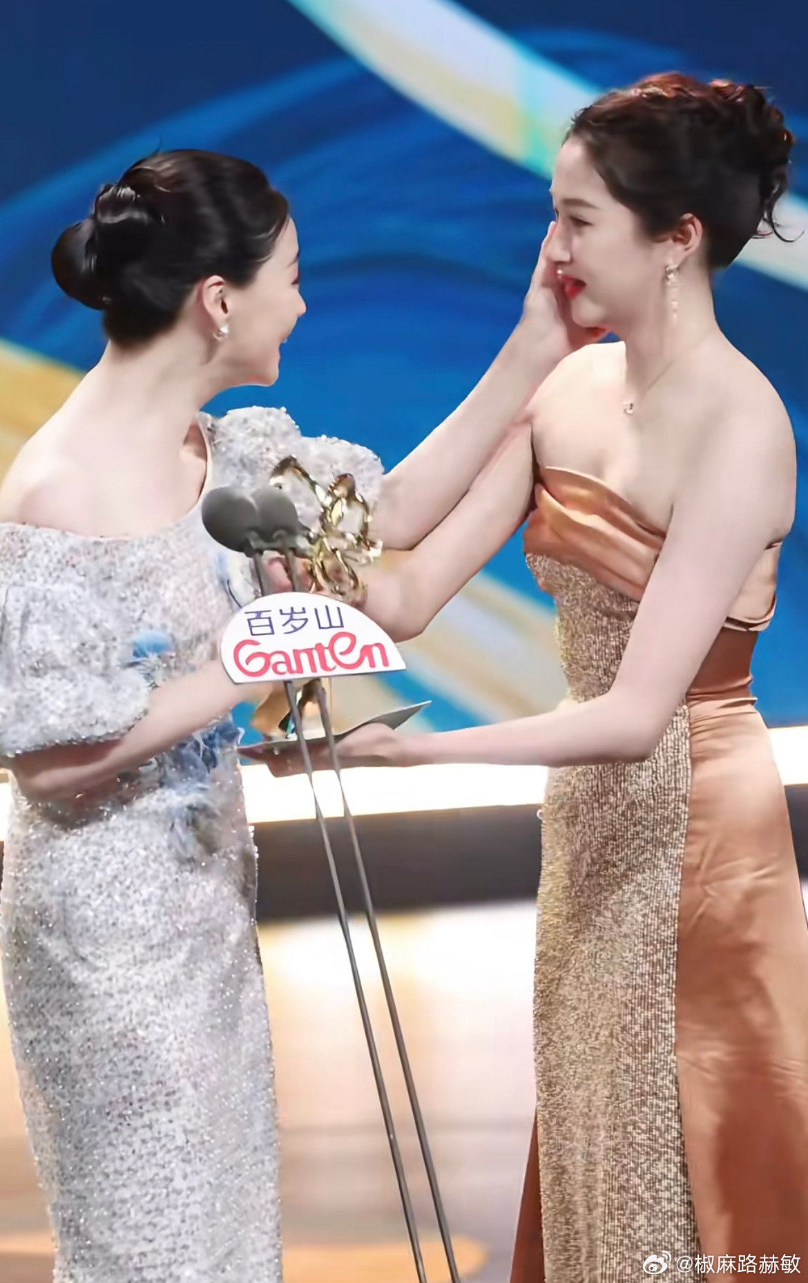 Quan Hiểu Đồng đóng vai con dâu của Tưởng Hân trong Người trong hẻm nhỏ. Khi đàn chị giành chiến thắng cô đã xúc động đến bật khóc. Quan Hiểu Đồng đóng vai con dâu của Tưởng Hân trong Người trong hẻm nhỏ. Khi đàn chị giành chiến thắng cô đã xúc động đến bật khóc.