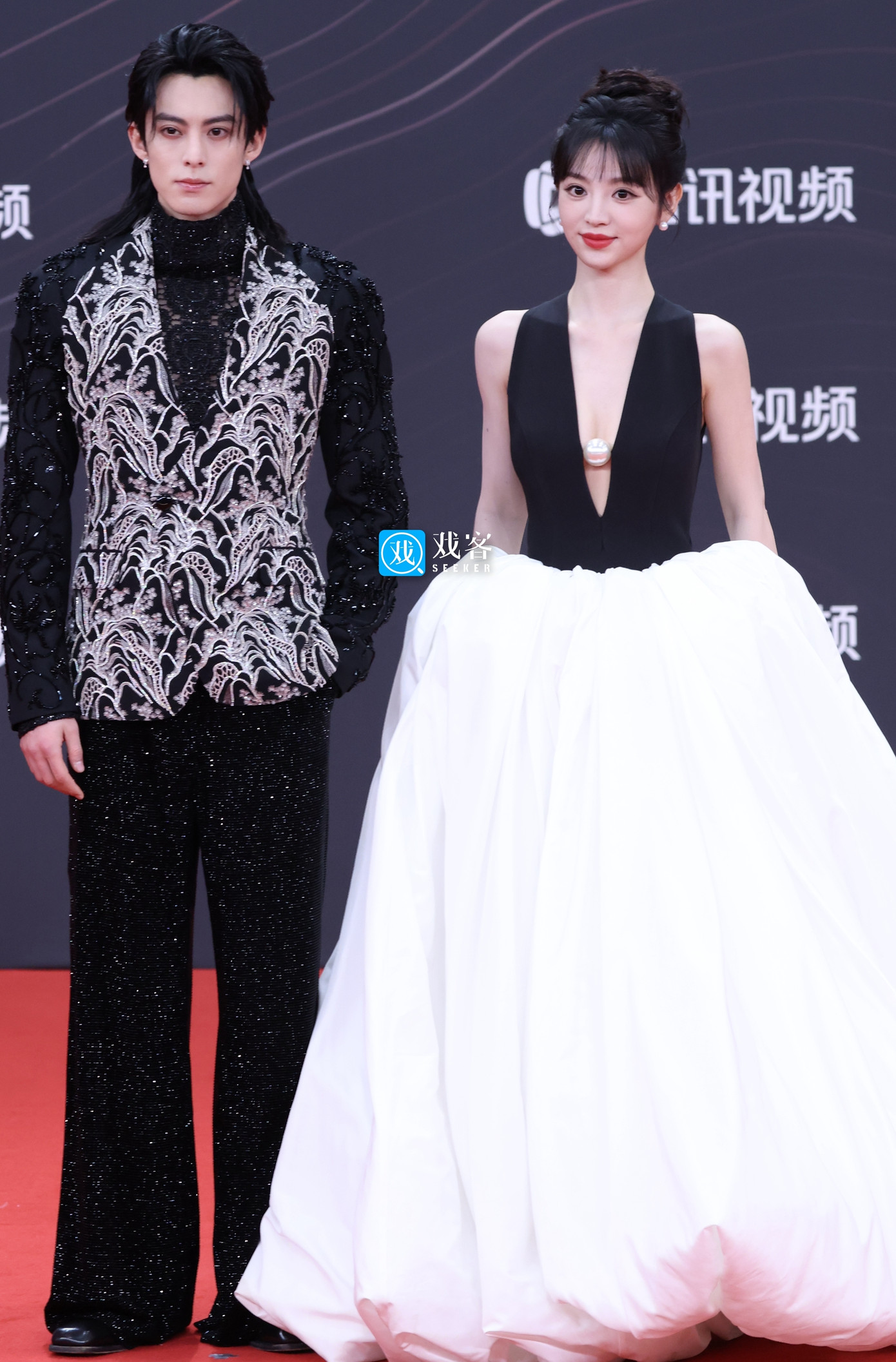 Hai diễn viên Vương Hạc Đệ và Điền Hi Vi diễn lại cảnh ôm nhau trên thảm đỏ. Cả hai được khen có ngoại hình đẹp, rất hợp nhau. Tuy nhiên, bộ phim Đại Phụng đả canh nhân (Người cầm canh gõ mõ ở Đại Phụng) lại có thành tích bết bát, bị chê nhiều cả về diễn xuất lẫn kịch bản. Đây là dự án lớn, có kinh phí đầu tư cao, được quảng bá rầm rộ, vì vậy thất bại của phim khiến cả hai ngôi sao chịu ảnh hưởng nặng. Hai diễn viên Vương Hạc Đệ và Điền Hi Vi diễn lại cảnh ôm nhau trên thảm đỏ. Cả hai được khen có ngoại hình đẹp, rất hợp nhau. Tuy nhiên, bộ phim Đại Phụng đả canh nhân (Người cầm canh gõ mõ ở Đại Phụng) lại có thành tích bết bát, bị chê nhiều cả về diễn xuất lẫn kịch bản. Đây là dự án lớn, có kinh phí đầu tư cao, được quảng bá rầm rộ, vì vậy thất bại của phim khiến cả hai ngôi sao chịu ảnh hưởng nặng.