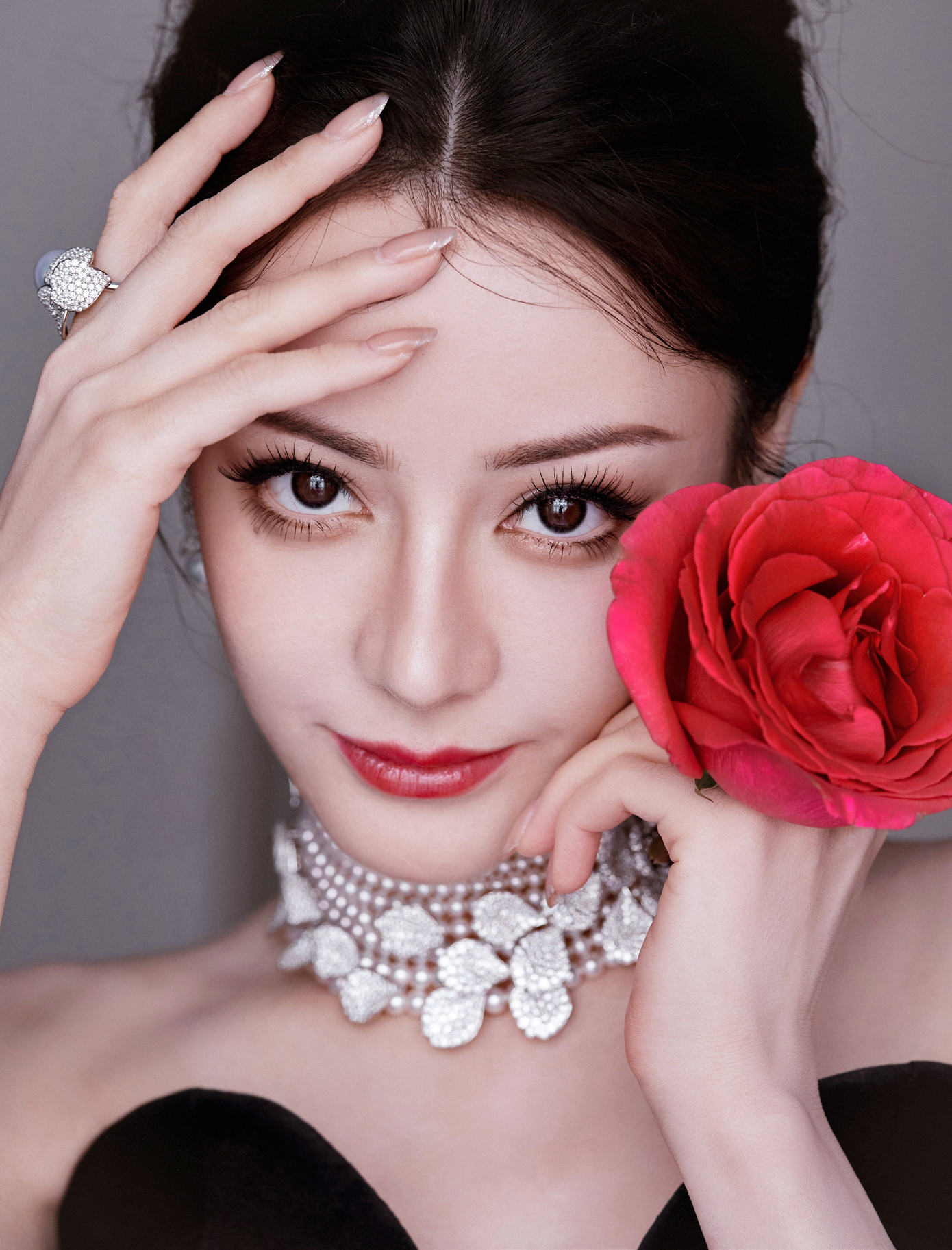 Thực tế, dù được yêu mến nhờ vẻ ngoài, khi xét thành tích phim ảnh, Địch Lệ Nhiệt Ba luôn kém hơn đối thủ. QQ nhận xét người hâm mộ của Địch Lệ Nhiệt Ba lo lắng bởi hiệu quả chiếu phim của mỹ nhân Tân Cương vài năm gần đây không tốt. Trong khi các đồng nghiệp cùng lứa như Dương Tử, Bạch Lộc, Triệu Lộ Tư, thậm chí Cúc Tịnh Y, Ngô Cẩn Ngôn liên tiếp có tác phẩm gây tiếng vang, Địch Lệ Nhiệt Ba có phim thất bại liên tục như Ngự Giao Ký, Công tố tinh anh, An Lạc truyện...