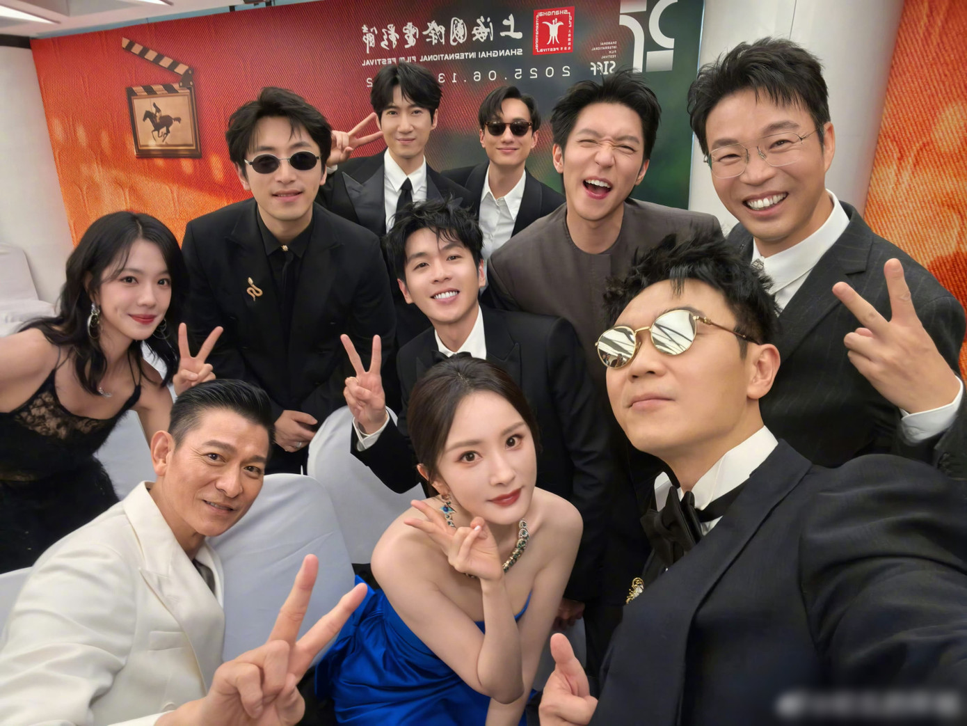 Cũng trong Tương viên lộng, Dương Mịch chỉ đóng vai phụ ít đất diễn là bạn trong tù của nữ chính. Trong phim Quả vải Trường An, Dương Mịch là khách mời, vào vai người vợ của nam chính do Đại Bằng thể hiện. Tuy nhiên, ở những bức ảnh chụp cùng đoàn phim Quả vải Trường An, Dương Mịch bị chê vì cố tình đứng giữa, ăn mặc nổi trội đẩy nữ chính Trang Đạt Phi ra ngoài rìa.