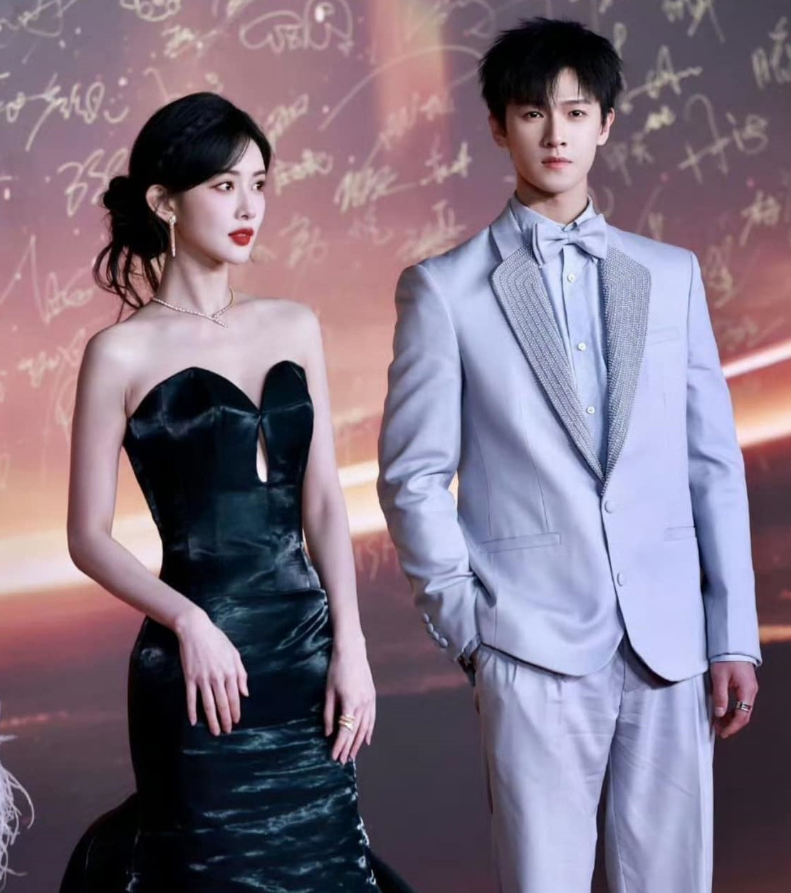 Cặp đôi hot bậc nhất năm 2024 là Mạnh Tử Nghĩa và Lý Quân Nhuệ trong phim Cửu trọng tử. Thành công của phim giúp Mạnh Tử Nghĩa từ sao nữ bị ghét bậc nhất Cbiz trở thành một trong những ngôi sao tăng nhiều fan nhất năm 2024.