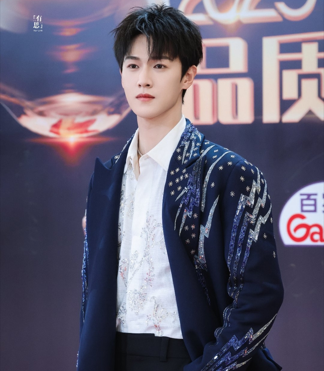 Nam diễn viên Hứa Khải vừa hoàn thành tác phẩm Bán kính 800m với vai diễn gai góc khác hẳn các nhân vật anh từng thể hiện. Lý Quân Nhuệ (phải) đang tham gia dự án Sở Kiều truyện 2: Sống lại từ hồ băng. Anh thể hiện vai Vũ Văn Nguyệt, trước đó do Lâm Canh Tân diễn. Bạn diễn của anh là Hoàng Dương Điền Điềm kém hơn 11 tuổi.