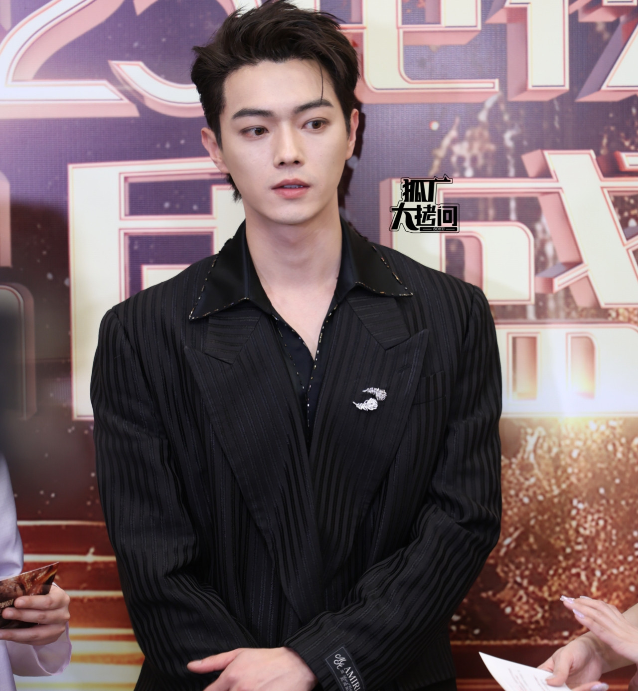 Nam diễn viên Hứa Khải vừa hoàn thành tác phẩm Bán kính 800m với vai diễn gai góc khác hẳn các nhân vật anh từng thể hiện. Lý Quân Nhuệ (phải) đang tham gia dự án Sở Kiều truyện 2: Sống lại từ hồ băng. Anh thể hiện vai Vũ Văn Nguyệt, trước đó do Lâm Canh Tân diễn. Bạn diễn của anh là Hoàng Dương Điền Điềm kém hơn 11 tuổi.