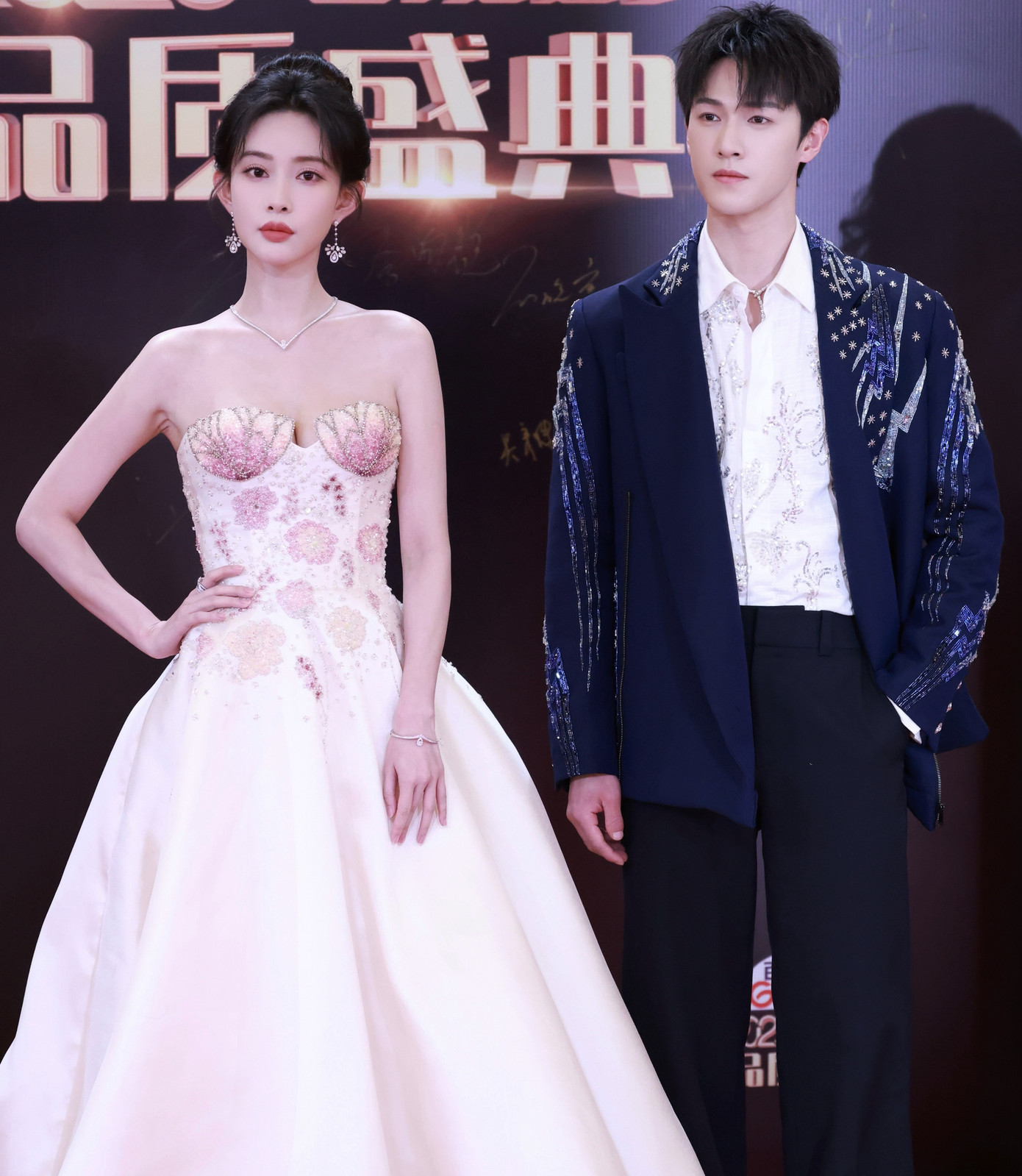 Cặp đôi hot bậc nhất năm 2024 là Mạnh Tử Nghĩa và Lý Quân Nhuệ trong phim Cửu trọng tử. Thành công của phim giúp Mạnh Tử Nghĩa từ sao nữ bị ghét bậc nhất Cbiz trở thành một trong những ngôi sao tăng nhiều fan nhất năm 2024.