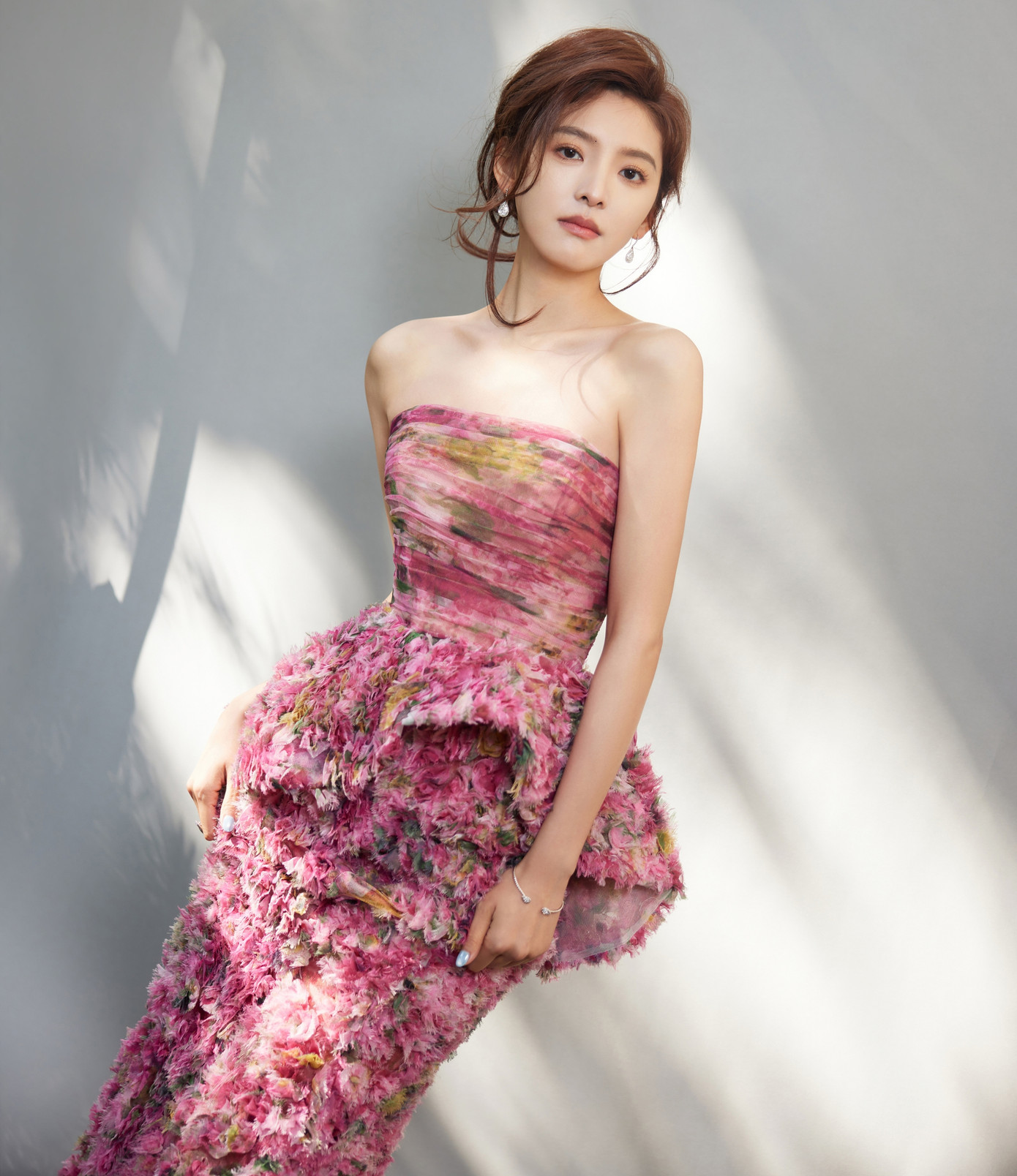 Trước đó, Chương Nhược Nam đã trở thành tiểu hoa đán sinh sau năm 1995 đầu tiên đạt 10 triệu lượt yêu thích cho một video trên nền tảng Douyin, mạng xã hội được đánh giá là có lượng người dùng thực cao nhất và sôi nổi nhất tại Trung Quốc hiện nay. Theo QQ, trên mạng xã hội Trung Quốc có một nhận định để đánh giá sức hút của Chương Nhược Nam như sau: "Các chàng trai thích ngắm nhìn Chương Nhược Nam giống như con gái thích nhìn Hứa Quang Hán vậy". QQ đánh giá Chương Nhược Nam có vẻ đẹp thời thanh xuân và nụ cười rất dễ mến.