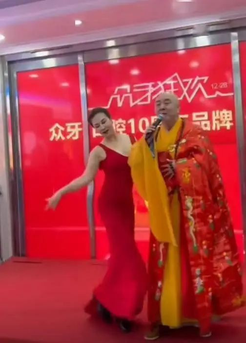 Từ Thiếu Hoa biểu diễn, Anna Kim múa phụ họa. Từ Thiếu Hoa biểu diễn, Anna Kim múa phụ họa.