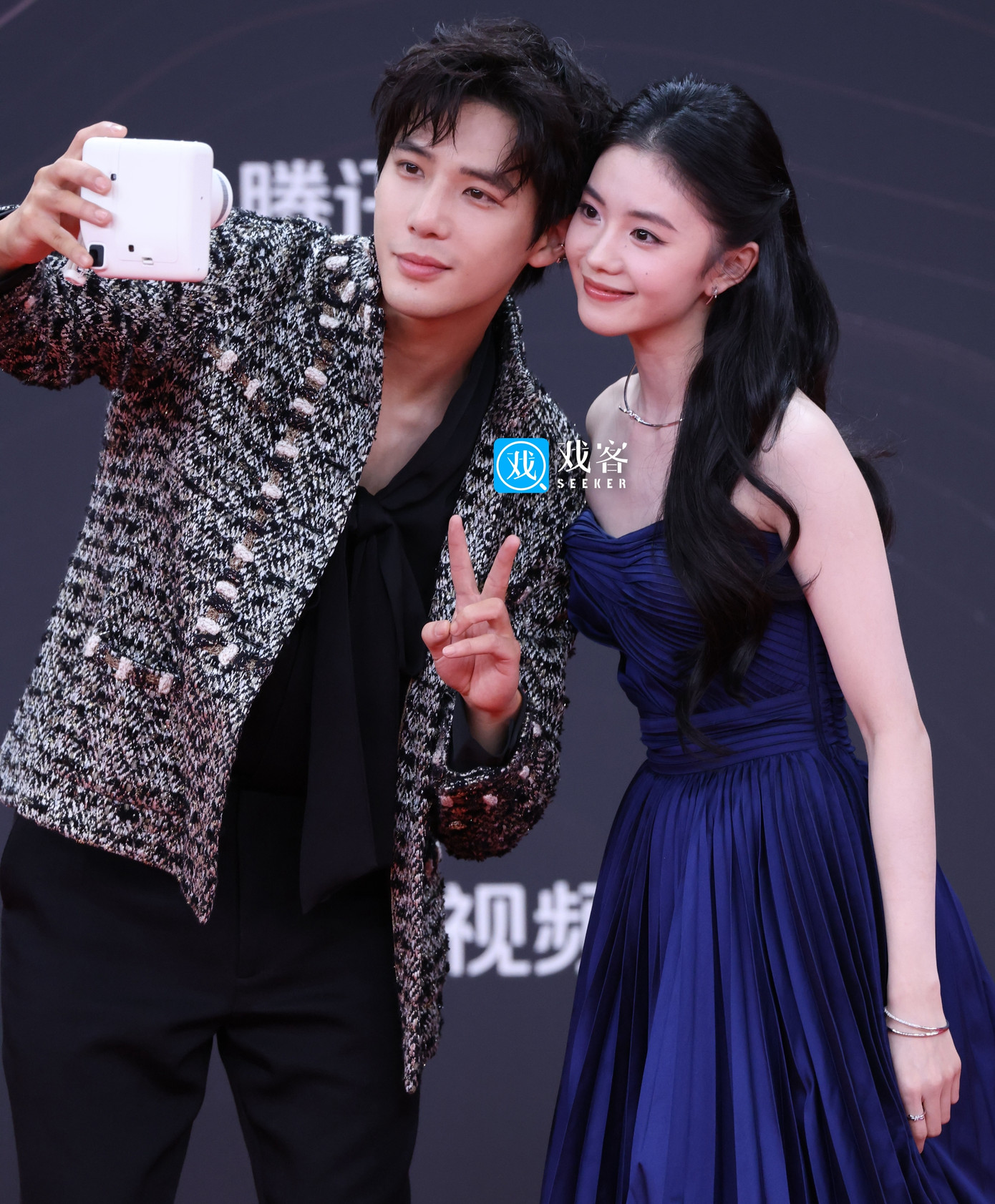 Lưu Hạo Tồn xuất hiện trên thảm đỏ Tinh Quang Đại Thưởng cùng bạn diễn Vương An Vũ. Cả hai hợp tác trong phim Sa vào tình yêu cuồng nhiệt của chúng ta. Lưu Hạo Tồn xuất hiện trên thảm đỏ Tinh Quang Đại Thưởng cùng bạn diễn Vương An Vũ. Cả hai hợp tác trong phim Sa vào tình yêu cuồng nhiệt của chúng ta.