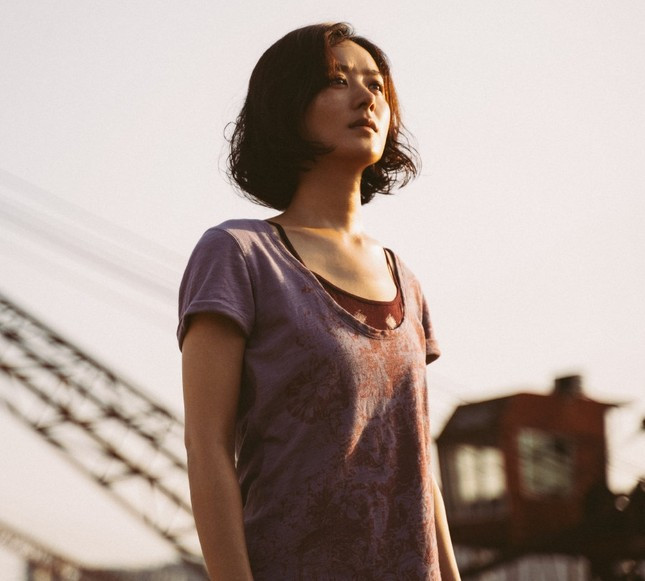 Trong phim mới Hoa hướng dương, Triệu Lệ Dĩnh trang phục tàn tạ.