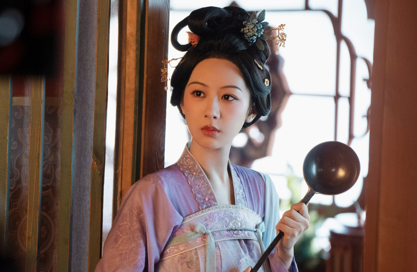 Dương Tử đã hai lần được đề cử Nữ chính xuất sắc của Bạch Ngọc Lan với vai Hà Duy Phương trong Quốc sắc phương hoa. Với tiêu chí khuyến khích nghệ sĩ trẻ của năm nay, Dương Tử có khả năng cao đoạt giải. Dương Tử đã hai lần được đề cử Nữ chính xuất sắc của Bạch Ngọc Lan với vai Hà Duy Phương trong Quốc sắc phương hoa. Với tiêu chí khuyến khích nghệ sĩ trẻ của năm nay, Dương Tử có khả năng cao đoạt giải.