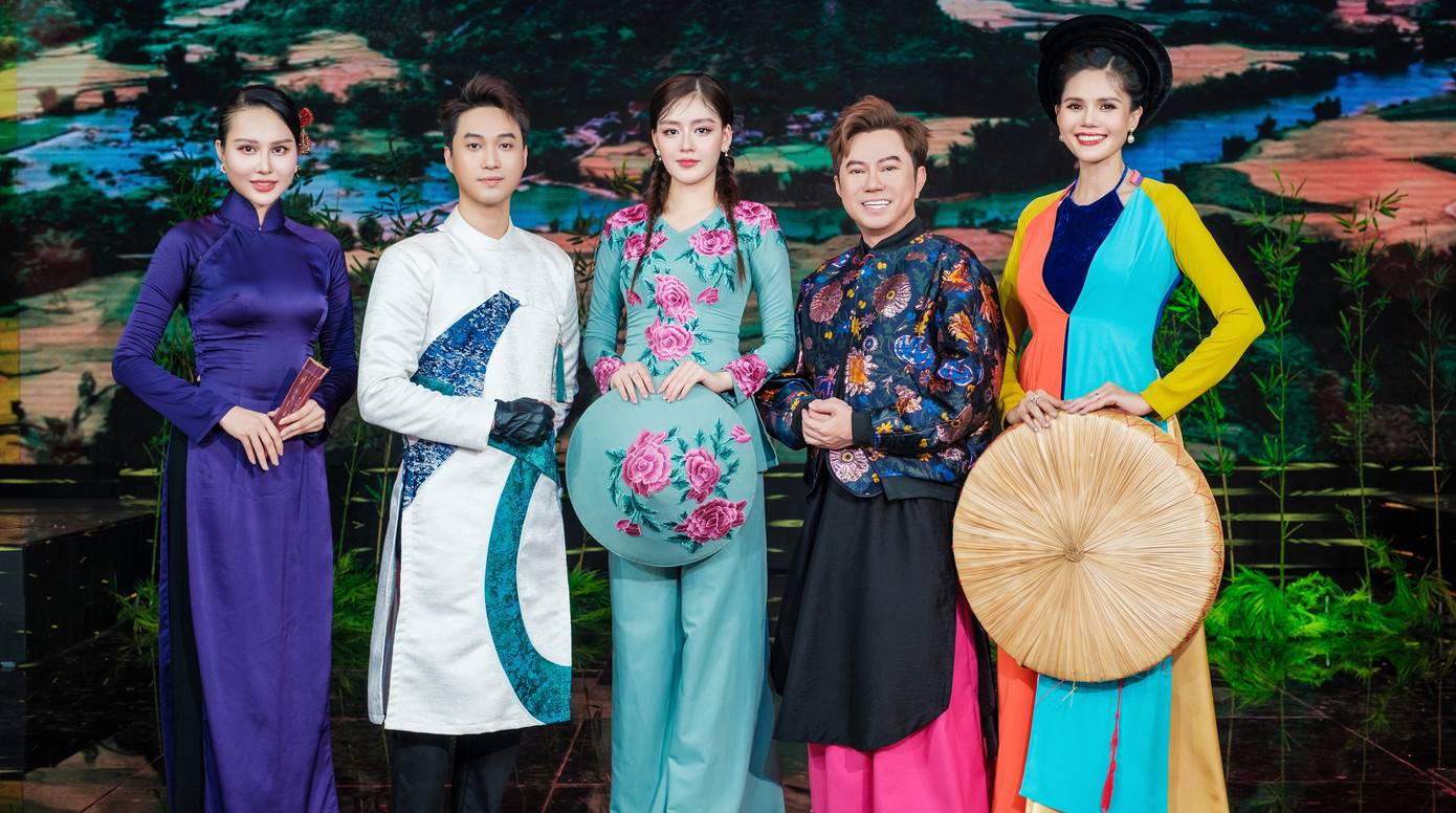 Ca sĩ Quốc Đại (thứ hai từ phải sang) muốn thông qua chương trình bày tỏ tình cảm với thành phố Hồ Chí Minh.