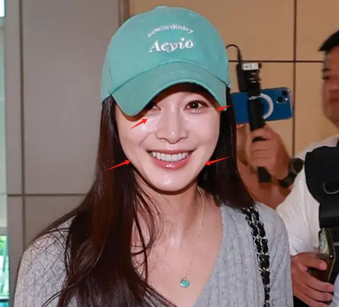 Biểu tượng sắc đẹp của Hàn Quốc gây tranh cãi khi xuất hiện với gương mặt đơ cứng bóng dầu. Biểu tượng sắc đẹp của Hàn Quốc gây tranh cãi khi xuất hiện với gương mặt đơ cứng bóng dầu.