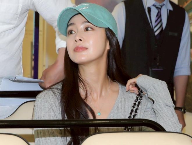 Kim Tae Hee ít đóng phim hơn do đó danh tiếng giảm sút. Kim Tae Hee ít đóng phim hơn do đó danh tiếng giảm sút.