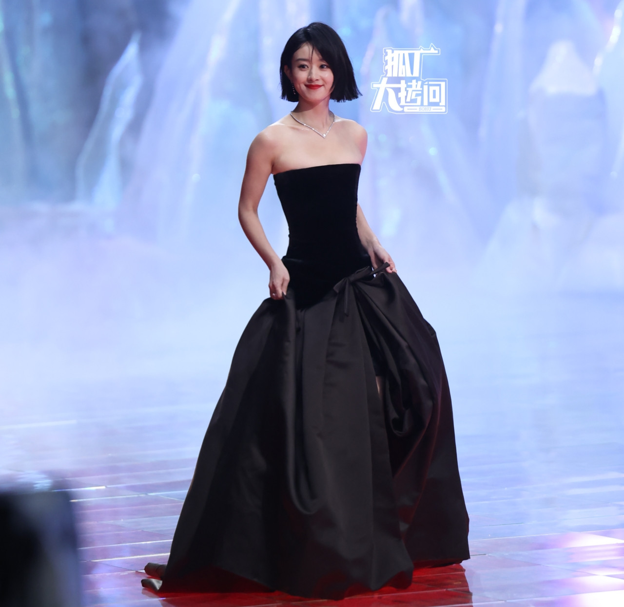 Triệu Lệ Dĩnh lộng lẫy trên thảm đỏ, cô mặc lễ phục Haute Couture Xuân Hè của thương hiệu Schiaparelli. Nữ diễn viên không đi cùng đoàn phim Dữ Phượng Hành mà xuất hiện cuối cùng, ở vị trí trang trọng nhất. Năm 2024, Triệu Lệ Dĩnh được đánh giá là ngôi sao thành công nhất khi nhận được 2 giải Thị Hậu Phi Thiên và Kim Ưng, 1 giải Nữ phụ xuất sắc giải thưởng Bách Hoa với vai diễn Hách Tú Bình trong Điều thứ 20. Bộ phim Tâm sự của Kiều Nghiên do cô đóng chính còn tham gia tranh giải tại Liên hoan phim quốc tế Tokyo. Triệu Lệ Dĩnh lộng lẫy trên thảm đỏ, cô mặc lễ phục Haute Couture Xuân Hè của thương hiệu Schiaparelli. Nữ diễn viên không đi cùng đoàn phim Dữ Phượng Hành mà xuất hiện cuối cùng, ở vị trí trang trọng nhất. Năm 2024, Triệu Lệ Dĩnh được đánh giá là ngôi sao thành công nhất khi nhận được 2 giải Thị Hậu Phi Thiên và Kim Ưng, 1 giải Nữ phụ xuất sắc giải thưởng Bách Hoa với vai diễn Hách Tú Bình trong Điều thứ 20. Bộ phim Tâm sự của Kiều Nghiên do cô đóng chính còn tham gia tranh giải tại Liên hoan phim quốc tế Tokyo.