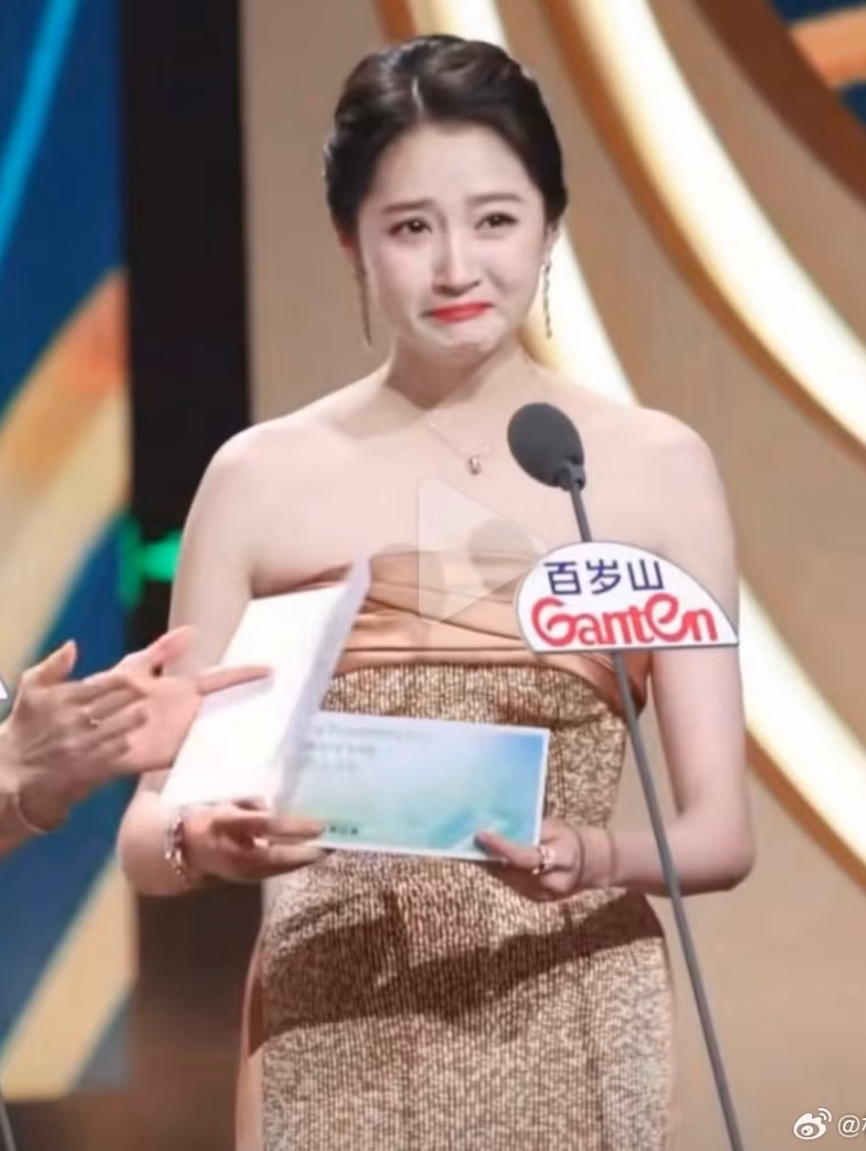 Quan Hiểu Đồng đóng vai con dâu của Tưởng Hân trong Người trong hẻm nhỏ. Khi đàn chị giành chiến thắng cô đã xúc động đến bật khóc.