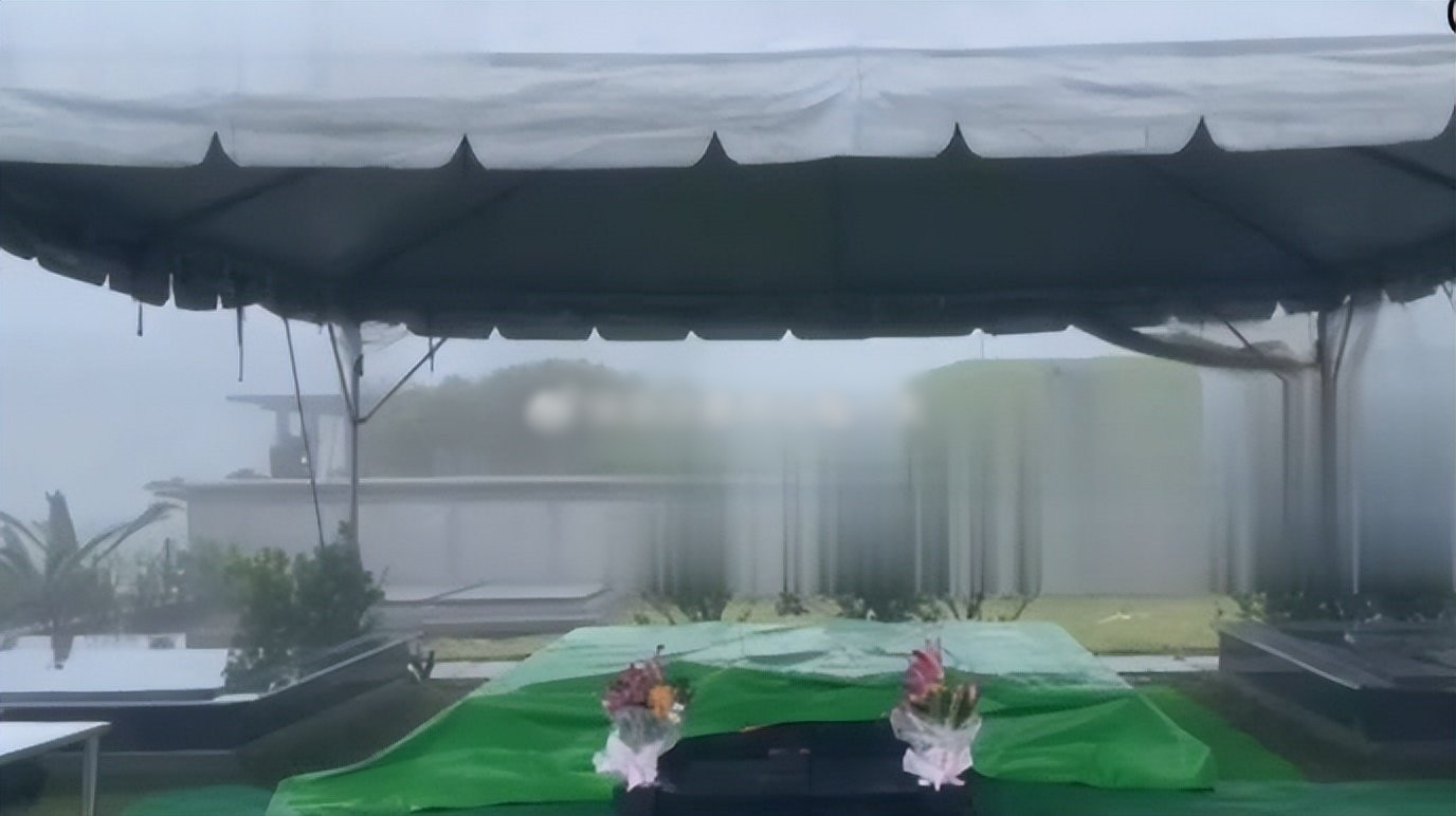 Người thân tham gia lễ chôn cất Từ Hy Viên. Người thân tham gia lễ chôn cất Từ Hy Viên.