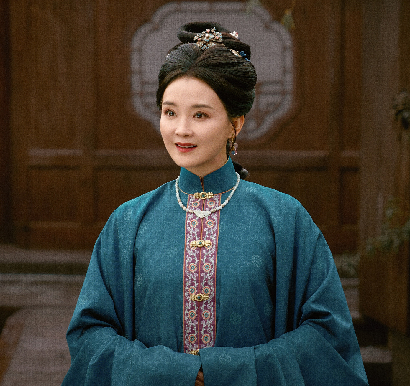 Nữ diễn viên thể hiện thành công vai diễn có vẻ ngoài ngọt ngào tử tế nhưng lòng dạ thâm độc. Nữ diễn viên thể hiện thành công vai diễn có vẻ ngoài ngọt ngào tử tế nhưng lòng dạ thâm độc.