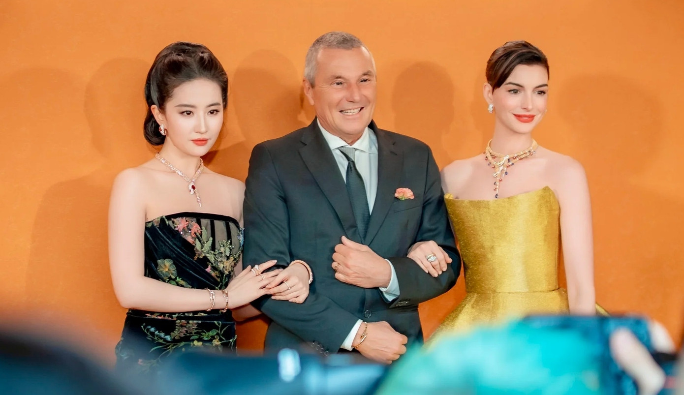 Trong đó, Lưu Diệc Phi gây ấn tượng mạnh với vẻ đẹp thanh tao, thần thái tươi trẻ sang trọng. Những từ khóa liên quan tới nhan sắc Lưu Diệc Phi liên tục xuất hiện trên bảng tìm kiếm nóng của Weibo với lượng tương tác khủng hàng chục triệu lượt đọc.