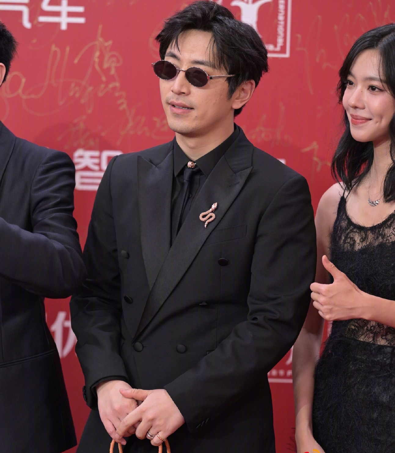 Lưu Đức Hoa tham gia sự kiện cùng đoàn phim Quả vải Trường An. Ở tuổi 64, Lưu Đức Hoa vẫn hoạt động nghệ thuật tích cực. Tuy nhiên, nhiều dự án của anh doanh thu thất bại. Nam diễn viên Bạch Khách làm khách mời trong Quả vải Trường An. Anh vốn là diễn viên hài kịch với nghệ danh Vương Đại Chùy. Nhưng Bạch Khách đã có cú lột xác ngoạn mục sau khi tham gia đóng phim điện ảnh, cả danh tiếng và ngoại hình đều thay đổi chóng mặt.